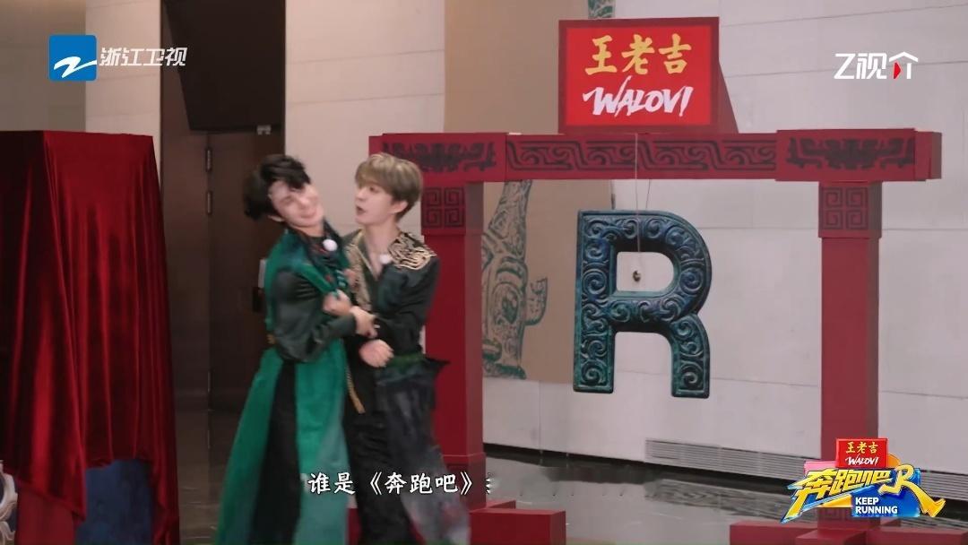 范丞丞提溜着张真源的样子，像极了讨债的。一句“你去哪了”，问出了所有人的心声。这