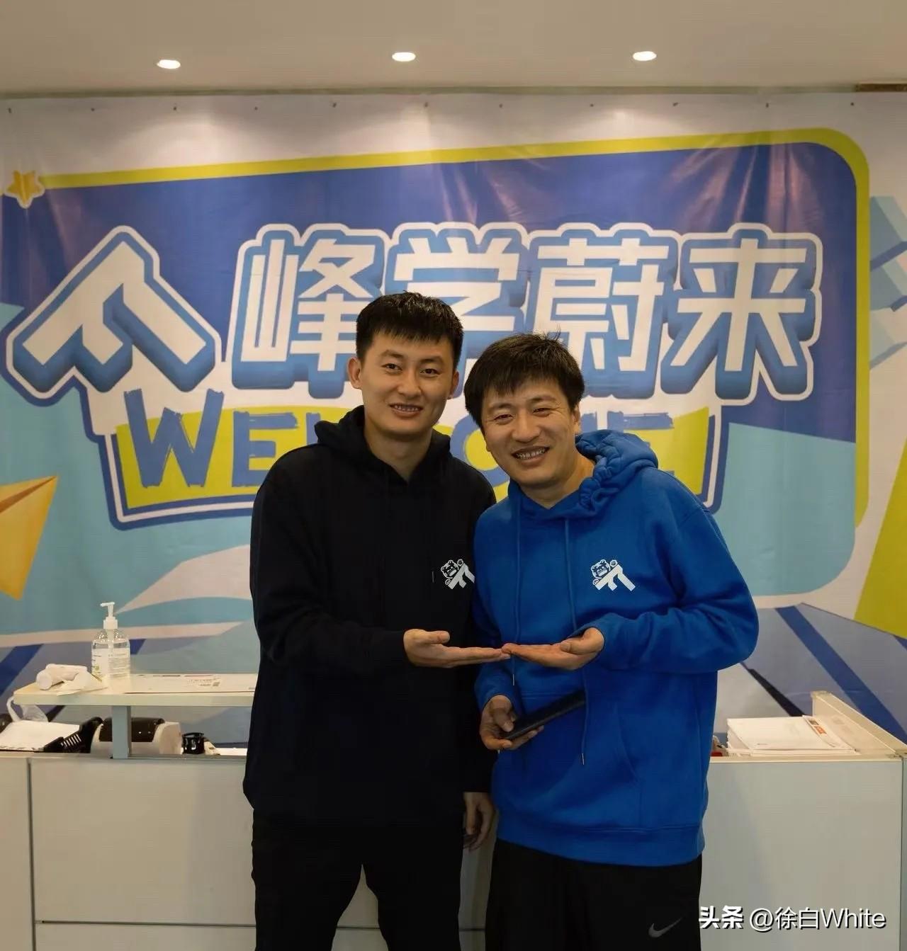 3月30日，张雪峰公司总经理武亮发文
公开表态，等张雪峰女儿张姩菡长大后，会将峰