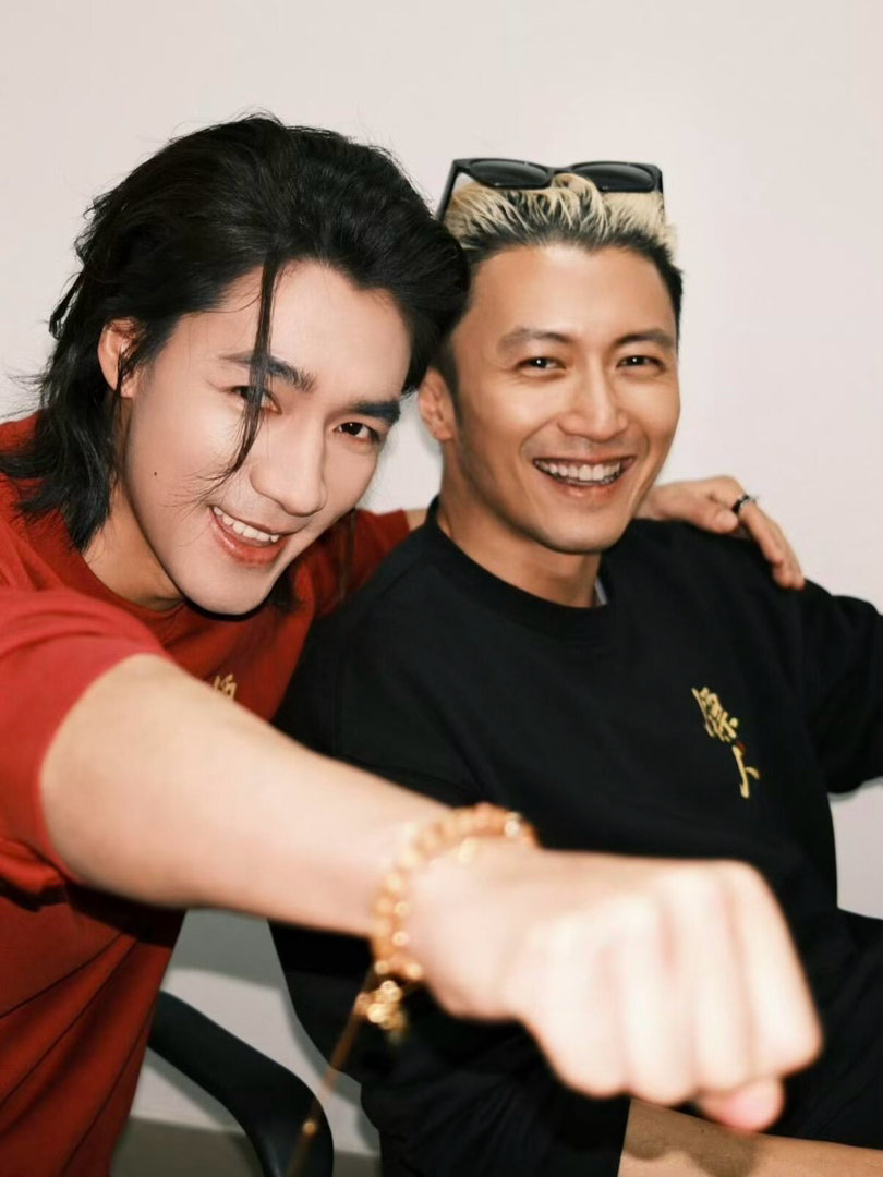 此沙去看谢霆锋演唱会了！！还戴了周边帽子（哥私下完全潮男来的，素颜好帅！）此沙去