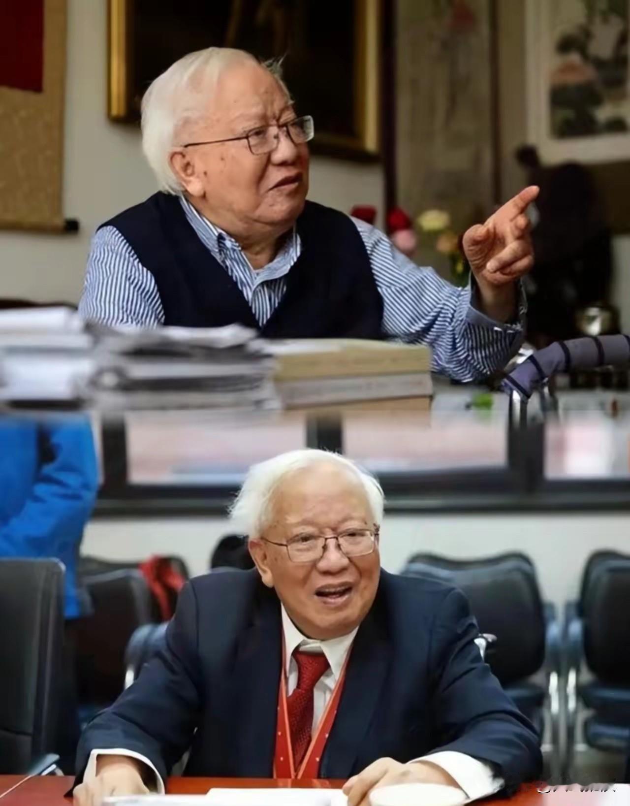 那时候，没人敢跟省里的大佬汪海粟对着干。

一份要整倒姚迁的文件传了一圈，人人都