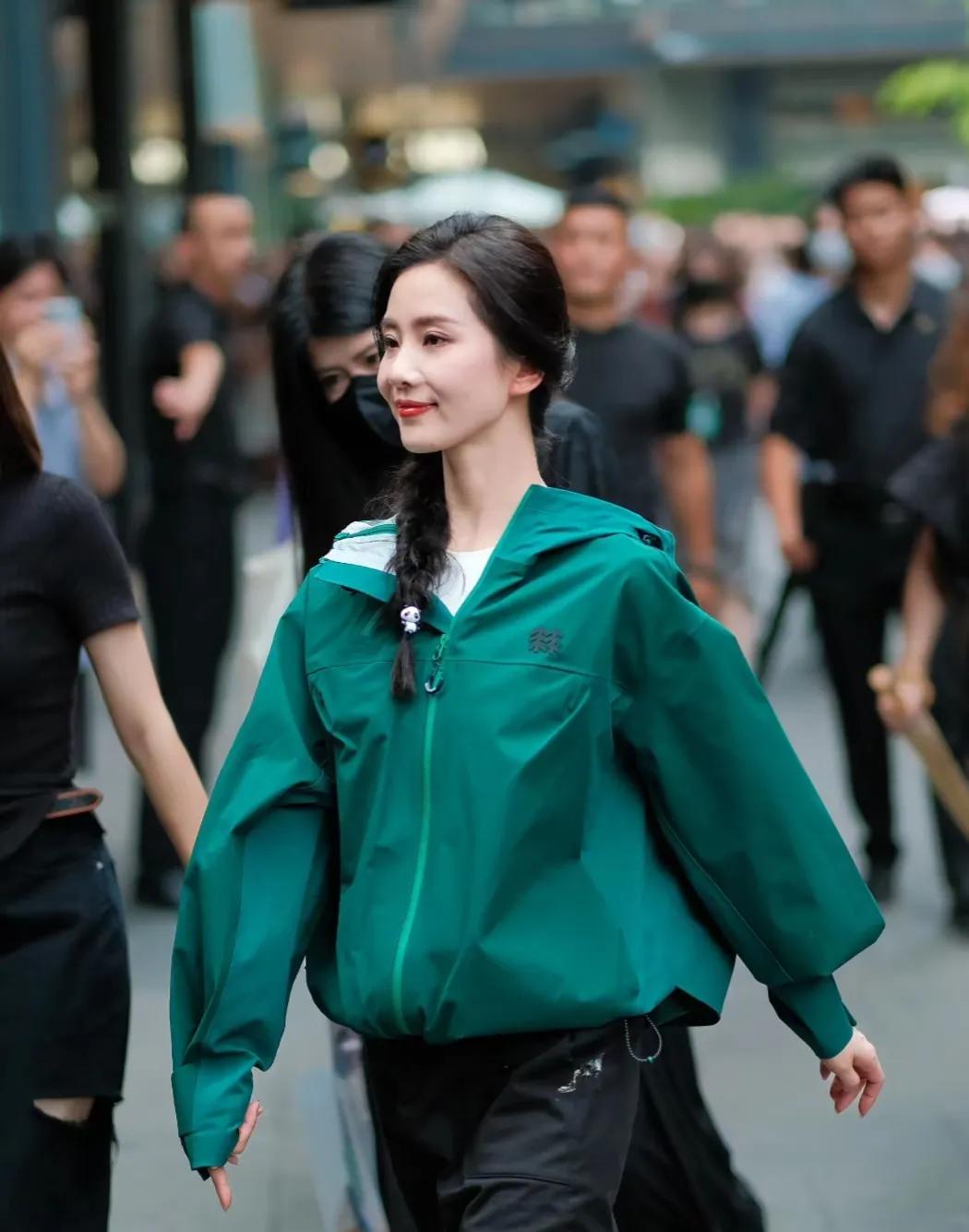 感觉她这样活得好累[捂脸]
仪态保持的太好了，
但是过犹不及啊！

