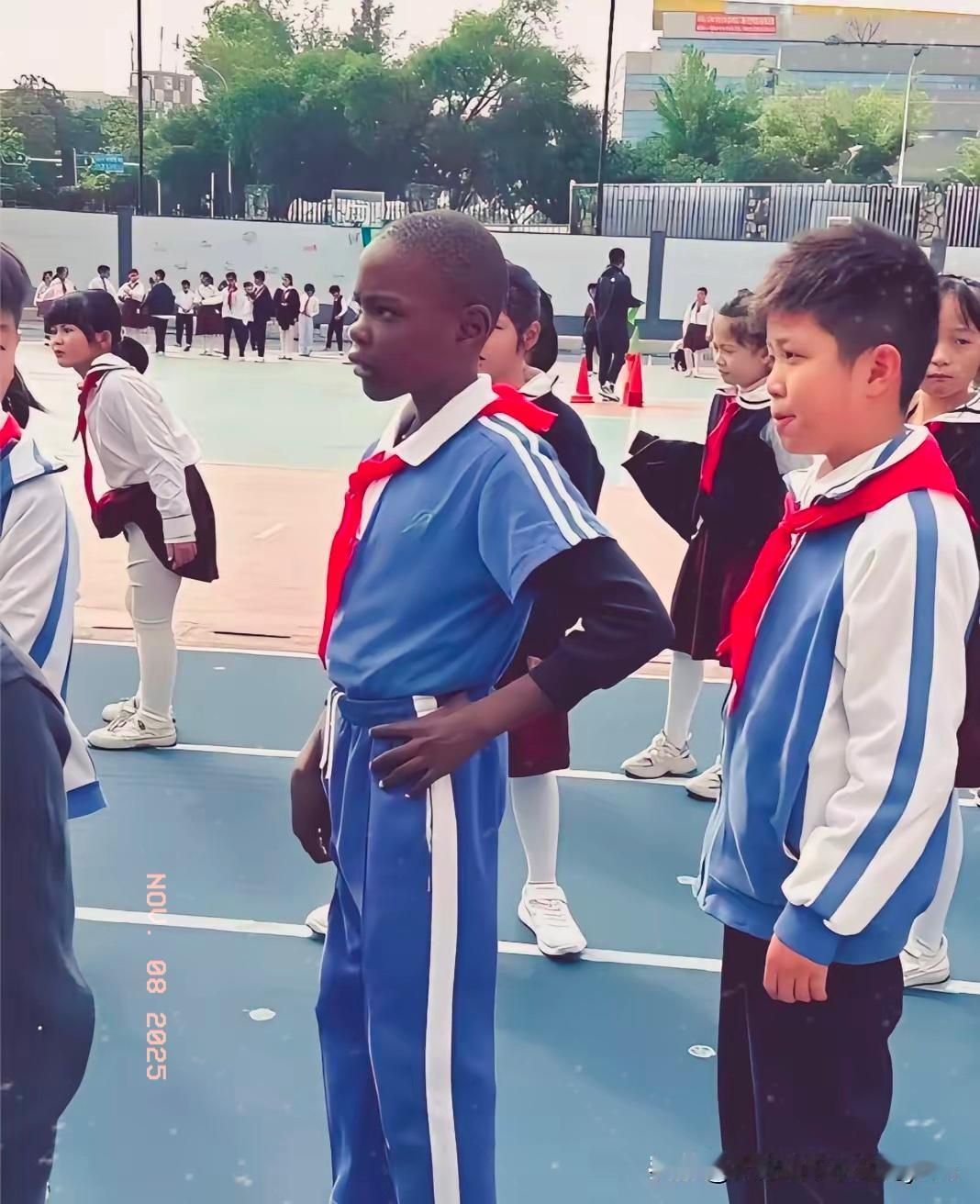 有网友说:父亲是中国的，才能入中国籍！
谁说中国国籍好拿？可现实里的操作逻辑，好