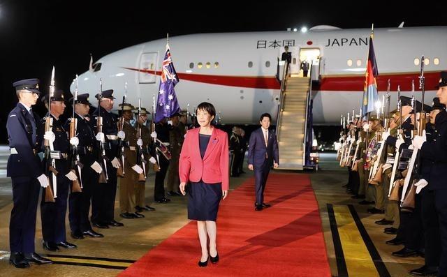 日本首相高市早苗深夜飞到澳大利亚机场，本以为能得到总理级别的隆重迎接，谁知规格直