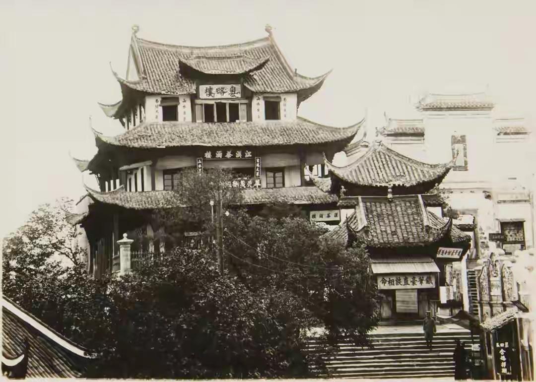 民国时期拍摄的武汉奥略楼，建在黄鹤楼原址附近的蛇山黄鹄矶。1907年（清光绪三十