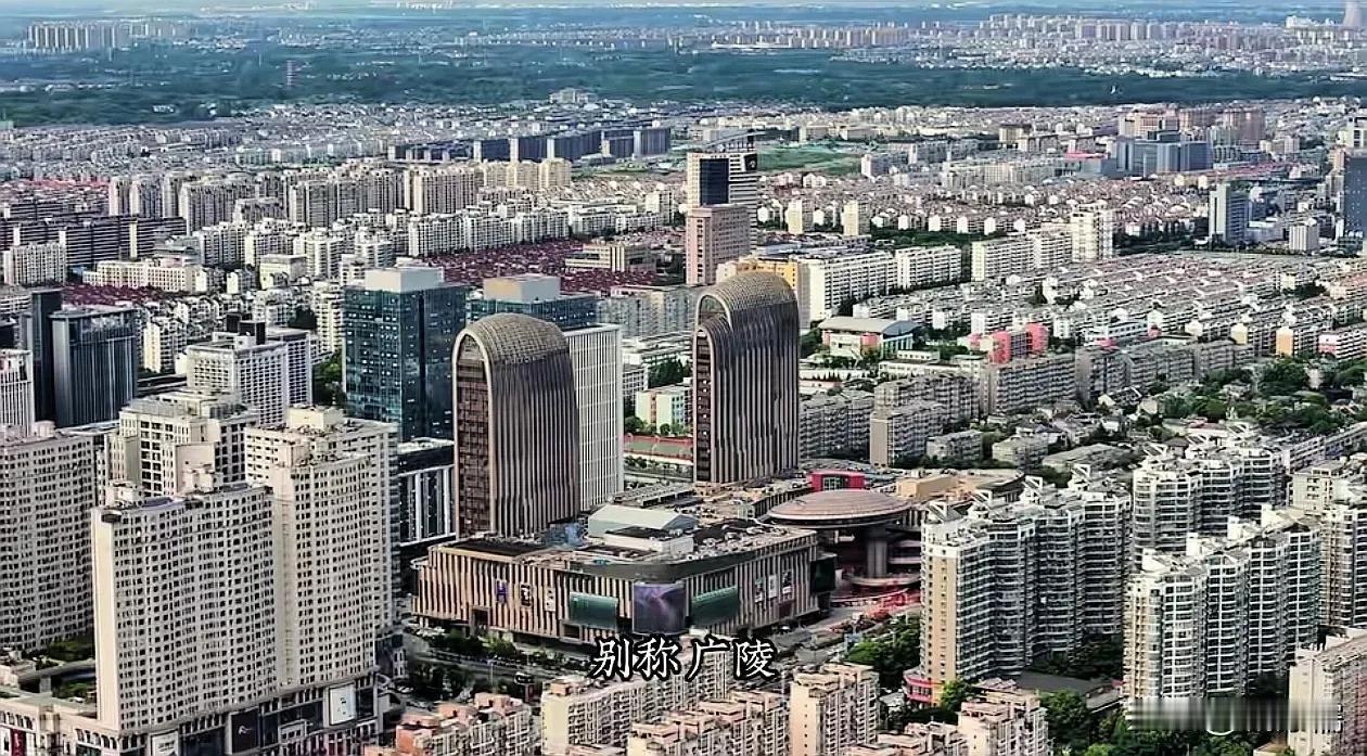 扬州作为一座历史悠久的城市，其发展历程确实受到多种因素的影响。从历史角度来看，扬