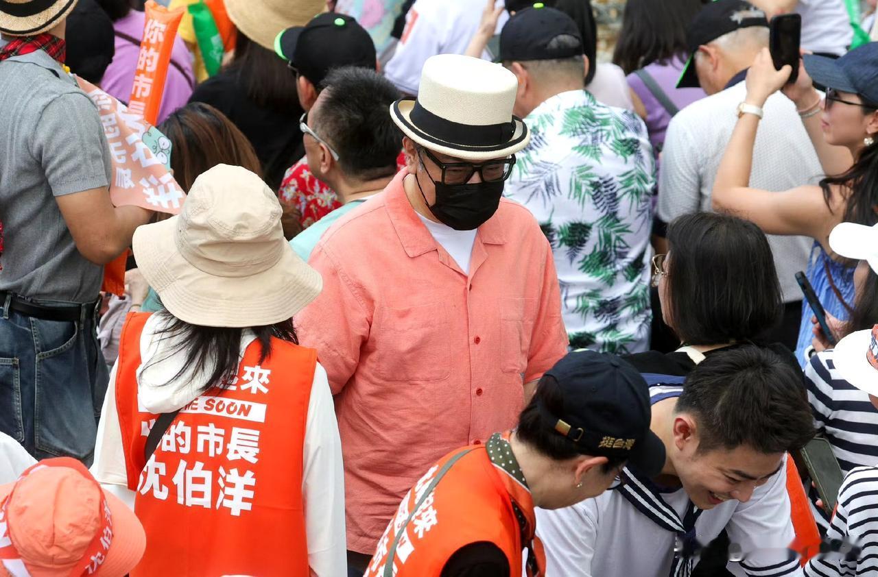 从投资风险角度看，所有和台湾艺人打交道的，只要对方不敢明确表态支持一个中国的，都