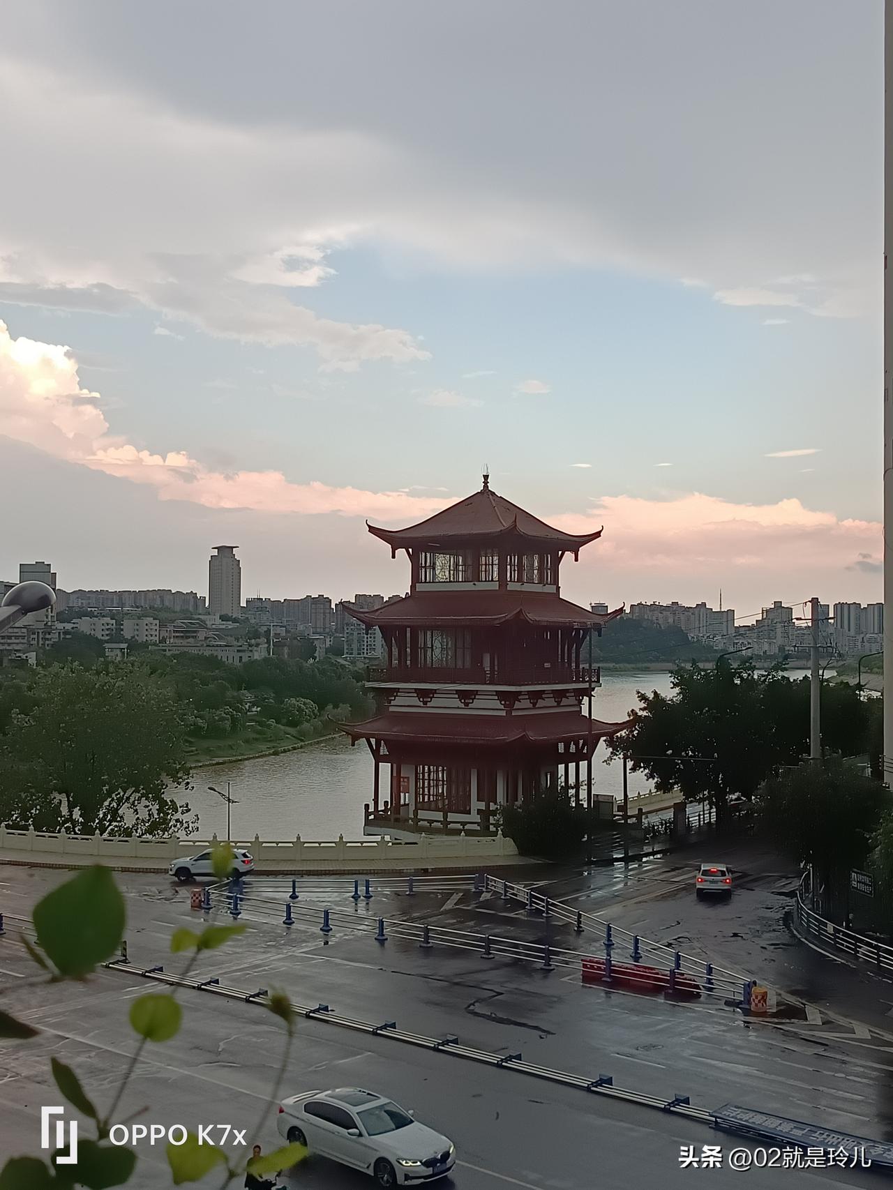 下午两点，大风大雨，天空漆黑一片，一个小时以后，雨过天晴
