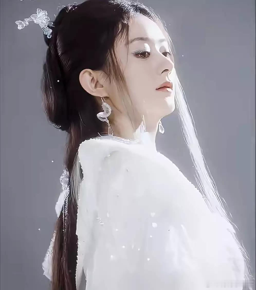 青青娱乐赵丽颖白衣飘逸神态灵动 发辫利落束起仙气飘飘 