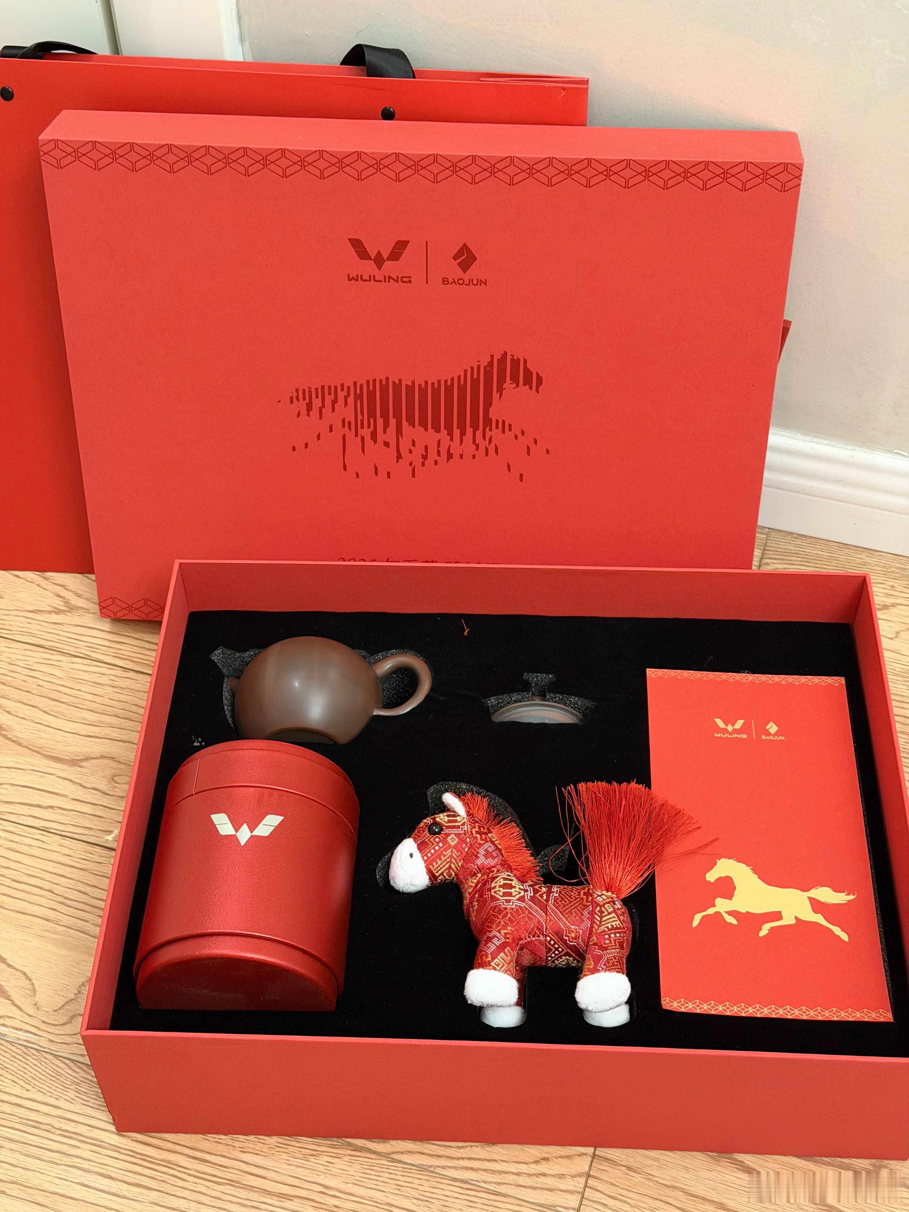 谢谢五菱送的非遗手作新春礼盒～坭兴陶茶壶配上黑茶，过年正好和家里人一起围炉煮茶！