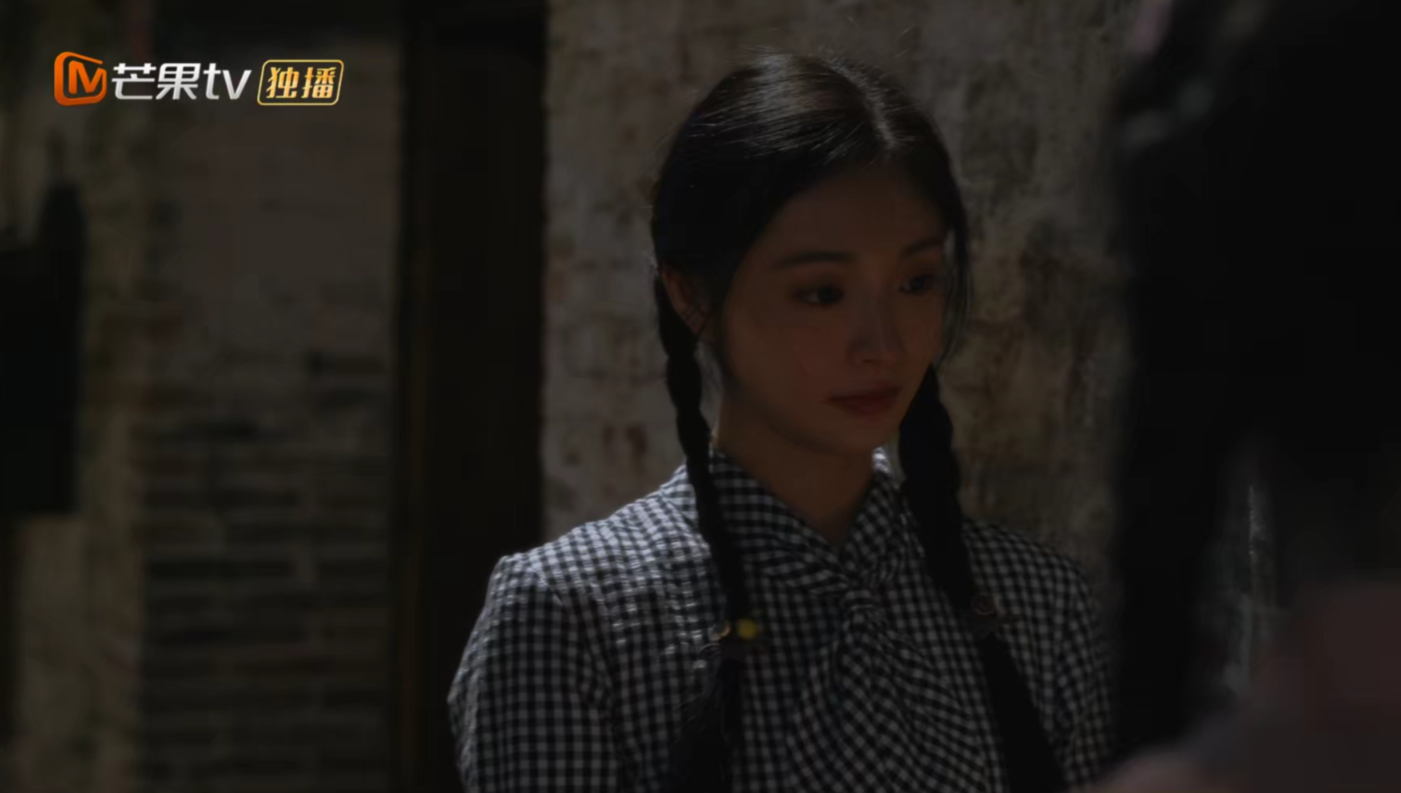 她走出来的那一幕真的很像存子…… ​​​