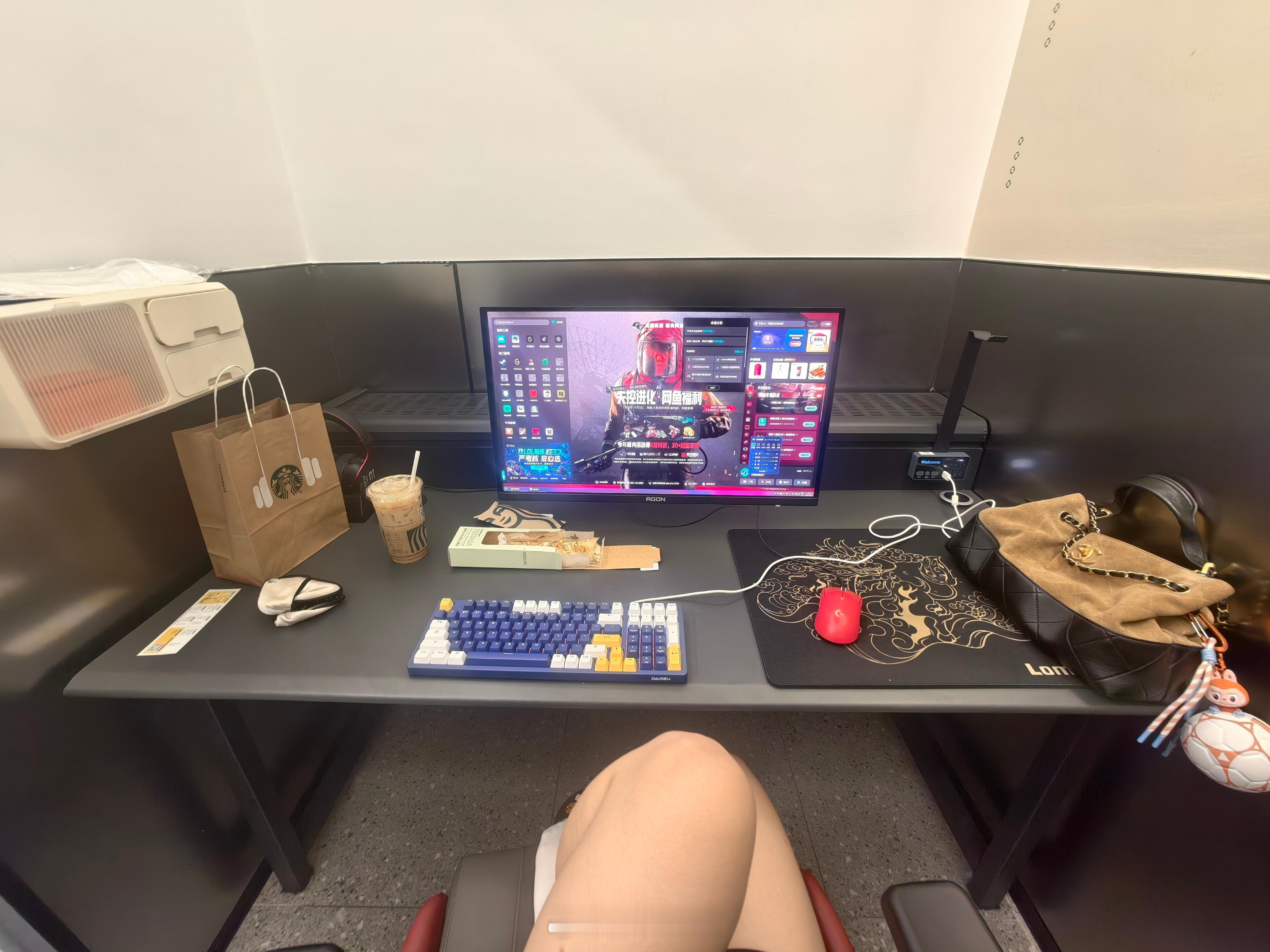 谁不想在工作间隙急赤白脸的跑去网吧整个单包喝着小饮料吃着小零食打游戏啊好爱打游戏