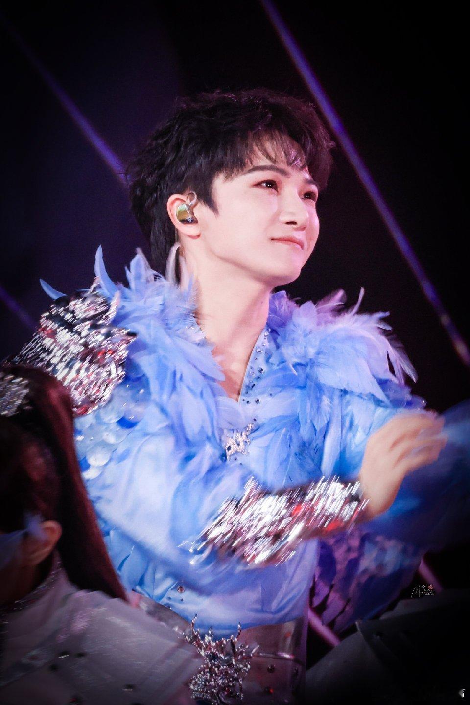 古典又灵动的舞台太爱了！ 歌声和舞台都超有感染力，周深这是从油画里走出来，然后直