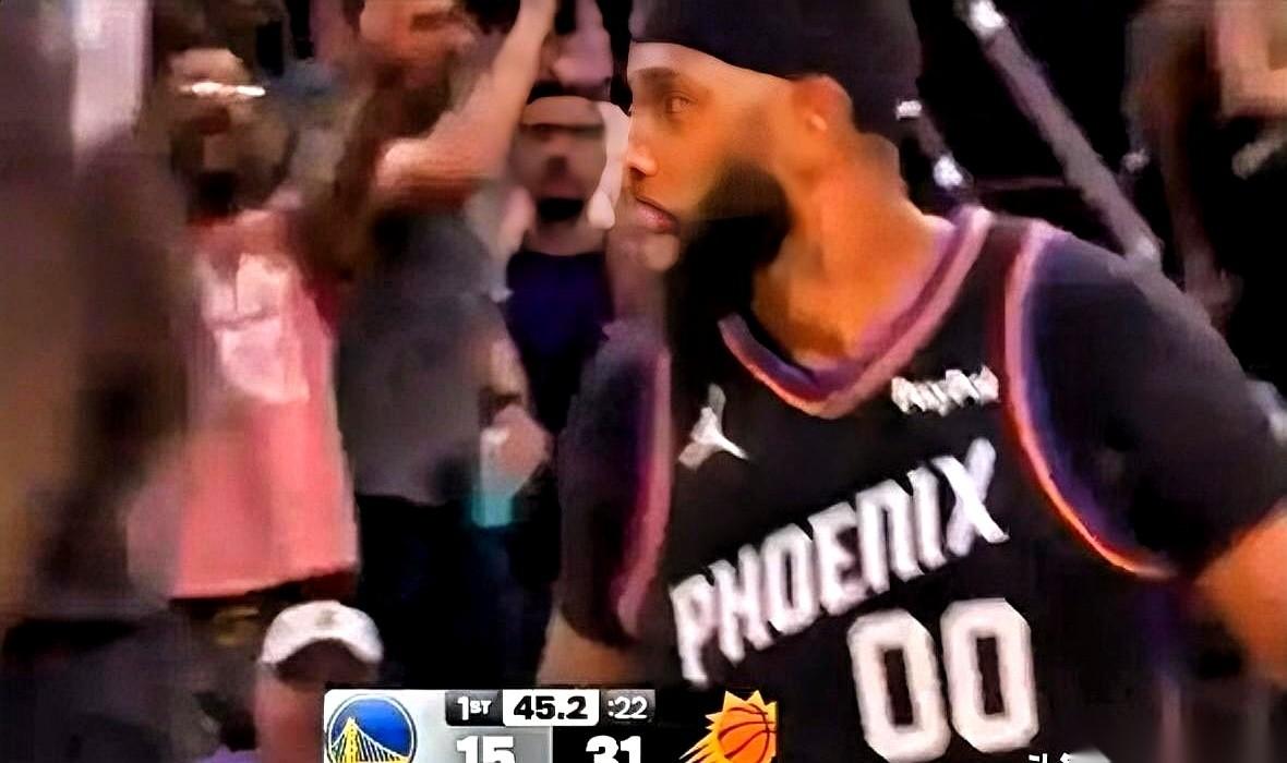 “奥尼尔的三分球，空心入网！”
现场解说吼破了嗓子。这一球，像一记闷锤，狠狠砸在