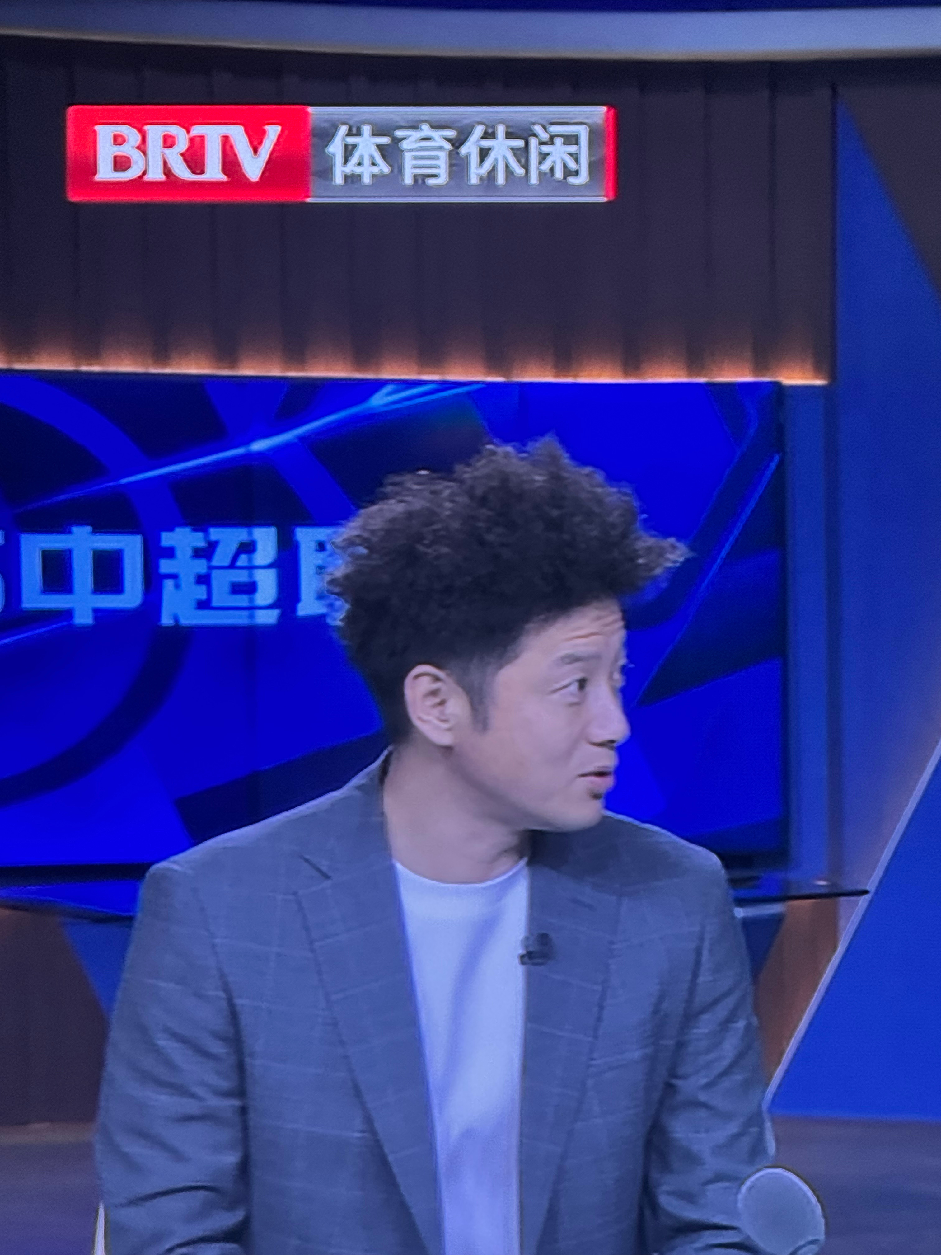 我昕姐这头发 够狂的 [哈哈] ​​​
