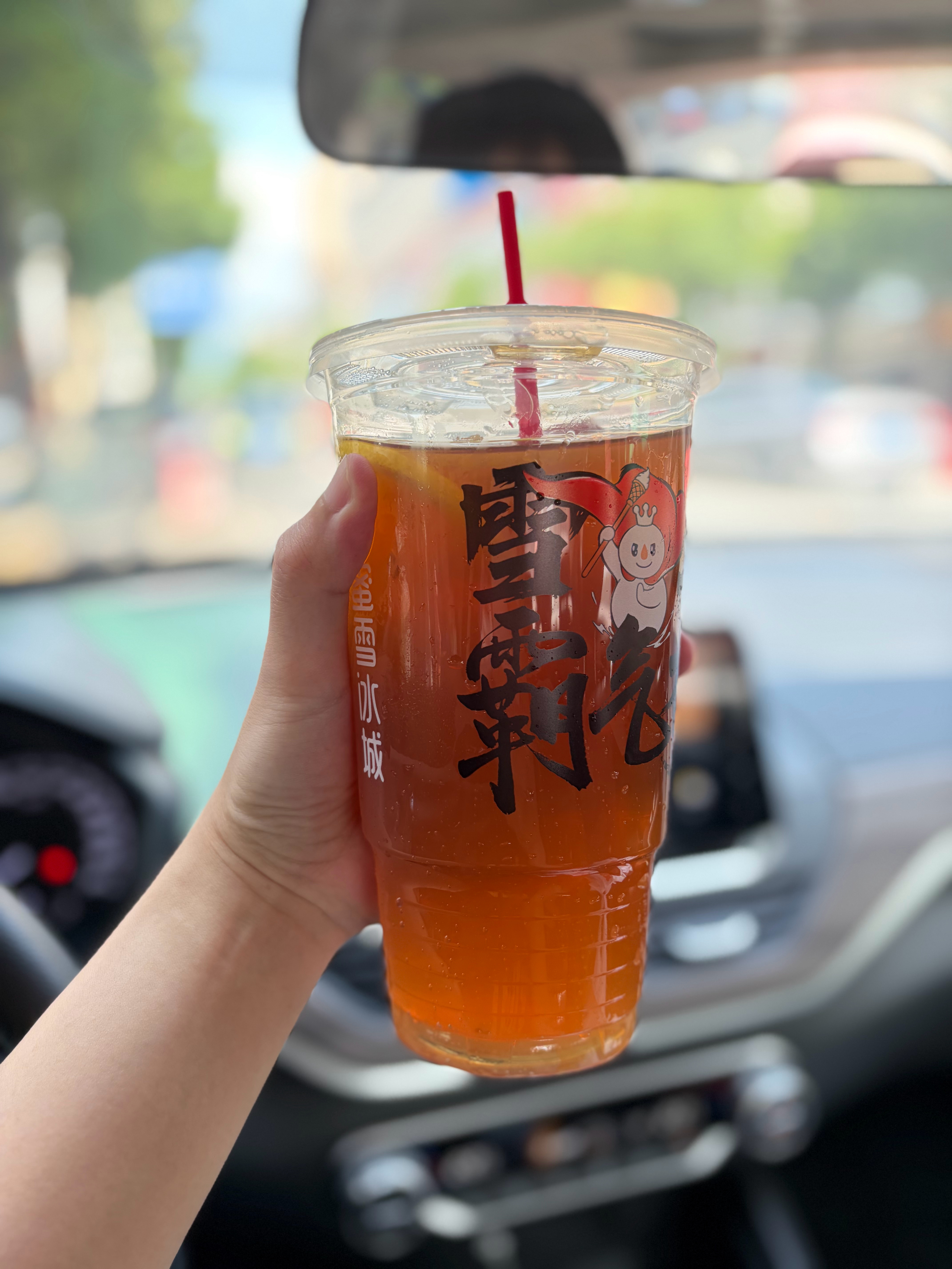 蜜雪冰城这个柠檬红茶霸气桶无敌了，无糖又健康，这么大杯五块钱就拿下了，喝起来太爽