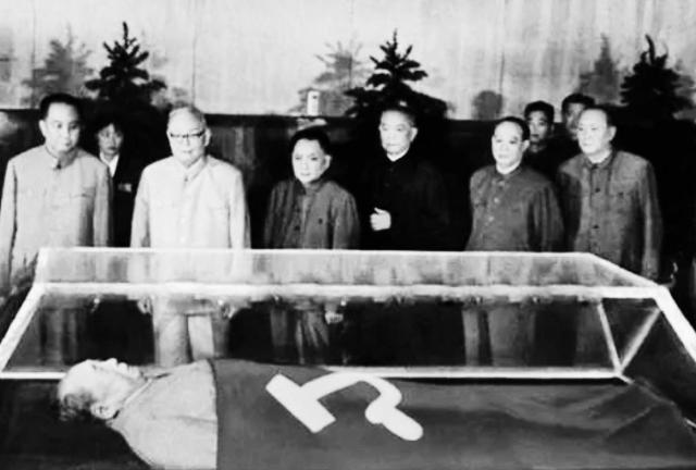 1976年，毛主席去世，一天后，华国锋火速下达了一项命令，正是这个决定，令后人感