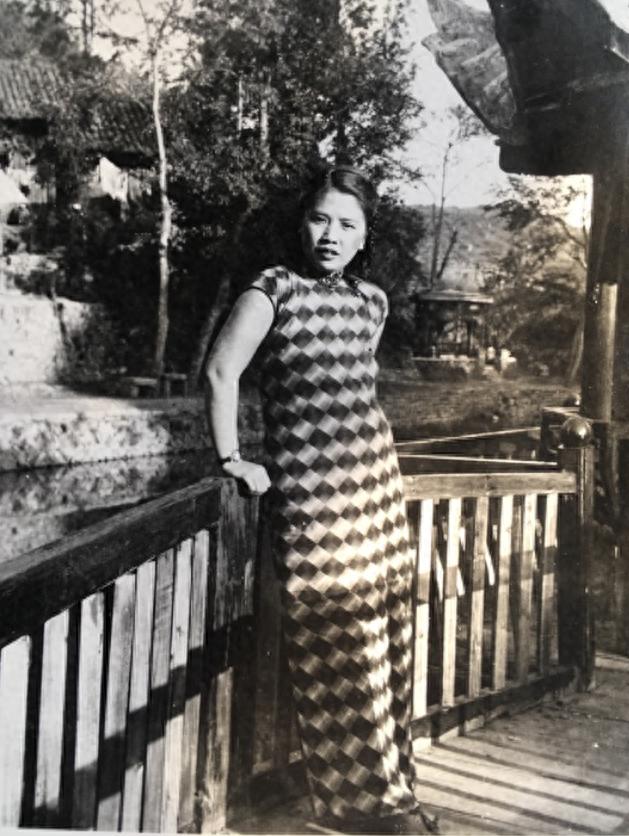1938年，周恩来安排一女特工打入国民党内部。然而，女特工竟嫁给了国军高官，身份