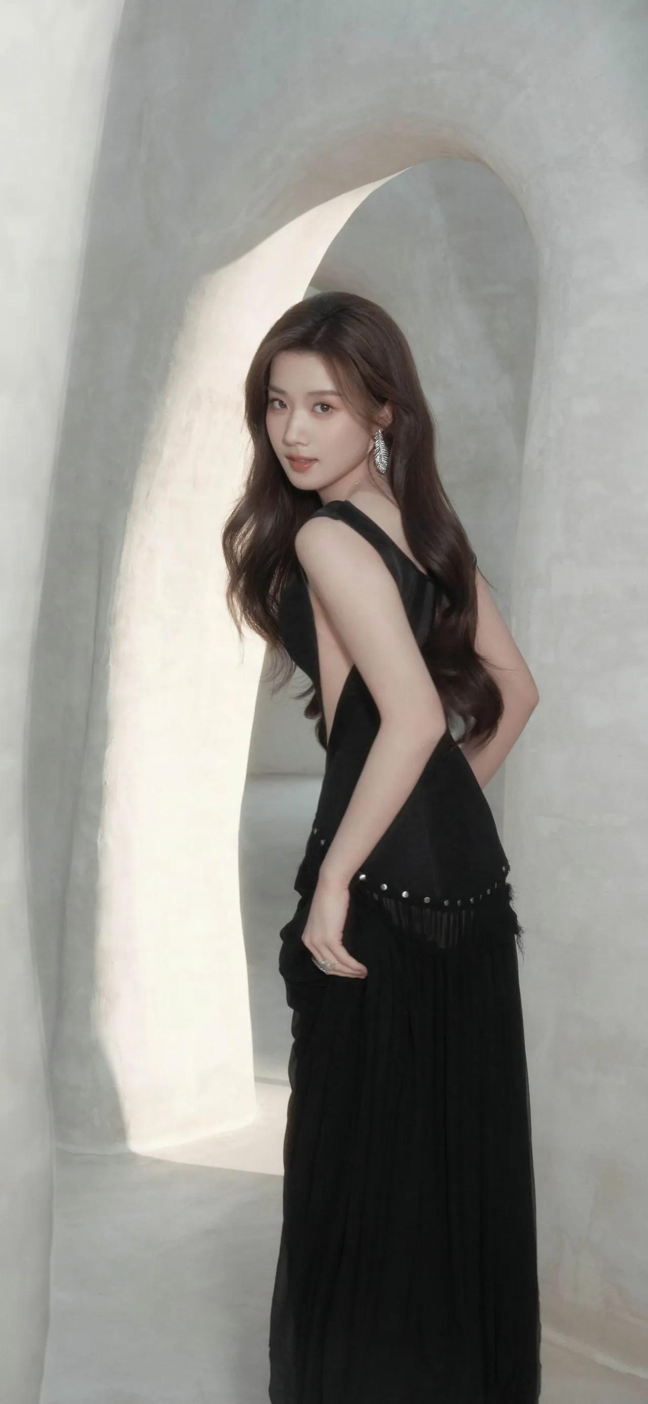 朱粉不深匀,闲花淡淡香。细看诸处好,人人道柳腰身