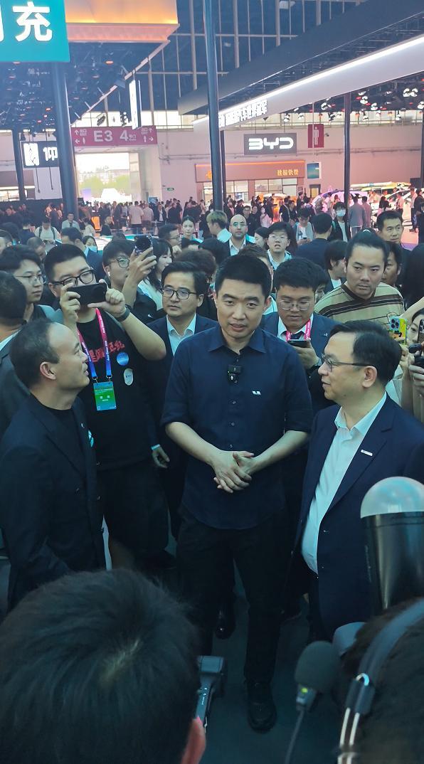 李想现身腾势展台！前前后后和王传福、李慧交流并体验了闪充还看了超跑Z挺长时间，看