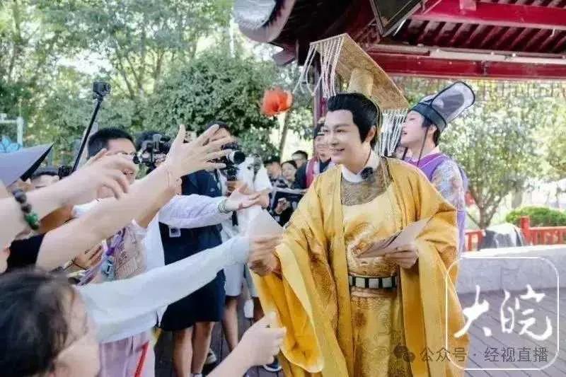 知名男演员在景区打工？本人回应：要养家糊口，凭能力工作没有问题；曾扮演李世民出圈