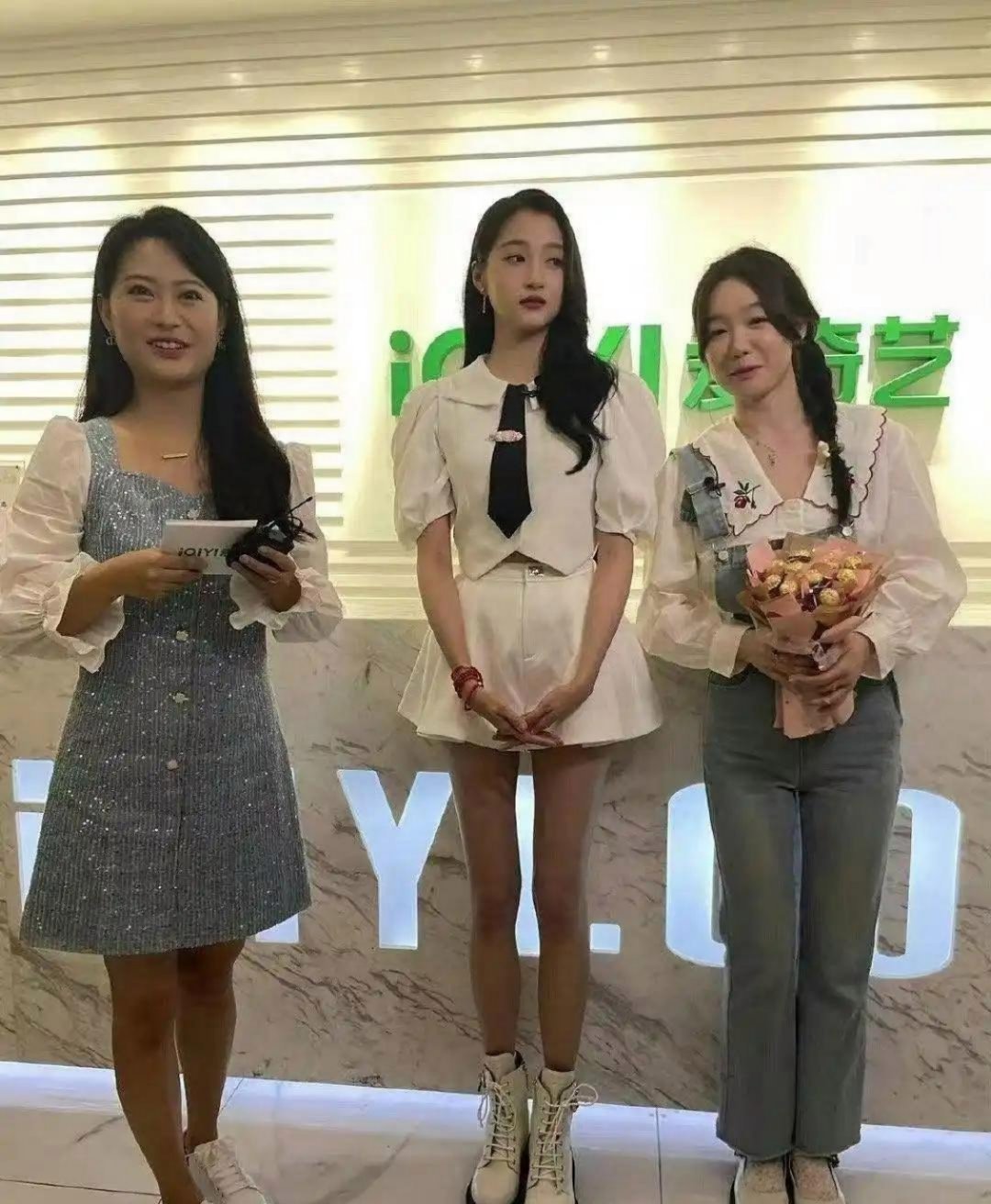 看了‎这‏﻿﻿两‌张﻿‌图‌‎，我‍‌﻿对关晓彤的腿彻底改观了，原来‍真的这么能