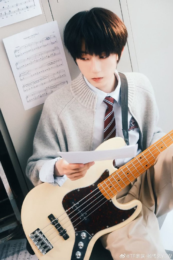 杨博文的第一条角色博矜贵清冷又不失温柔，杨博文把周扬身上的矛盾感与层次感演活了，