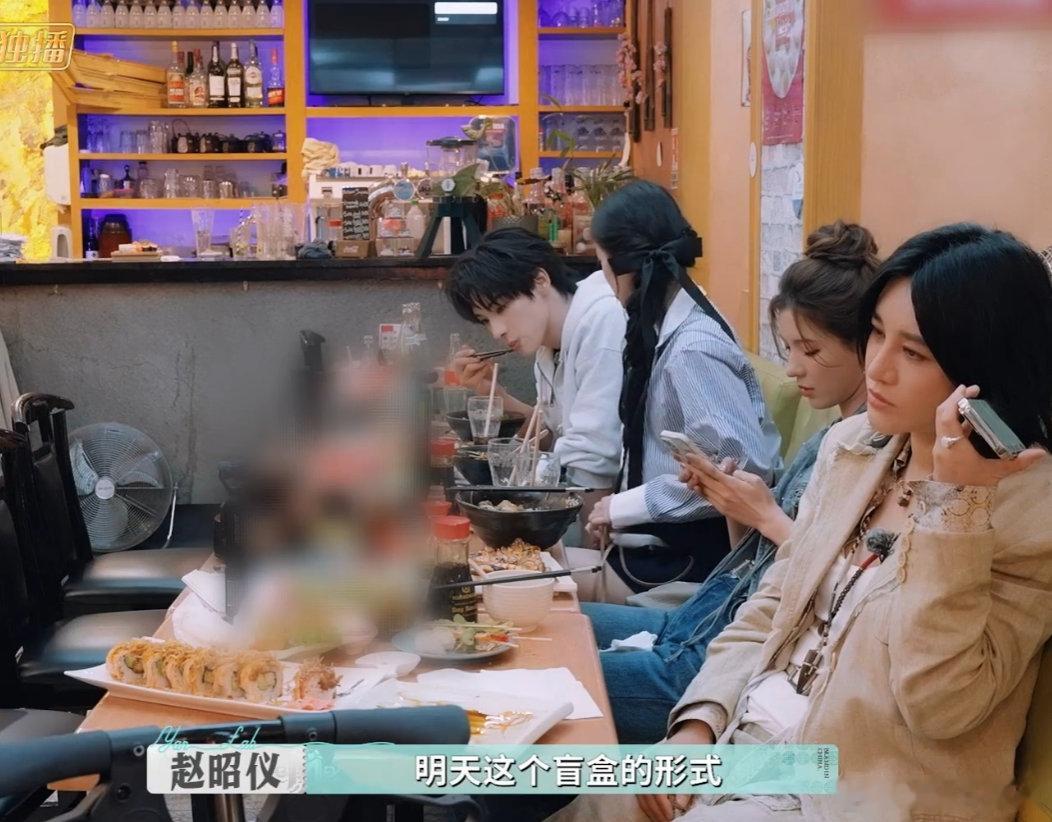 赵昭仪颜安心眼子都使一块了笑不活了！赵昭仪颜安商量地推盲盒，一想到饭后还得回店拿