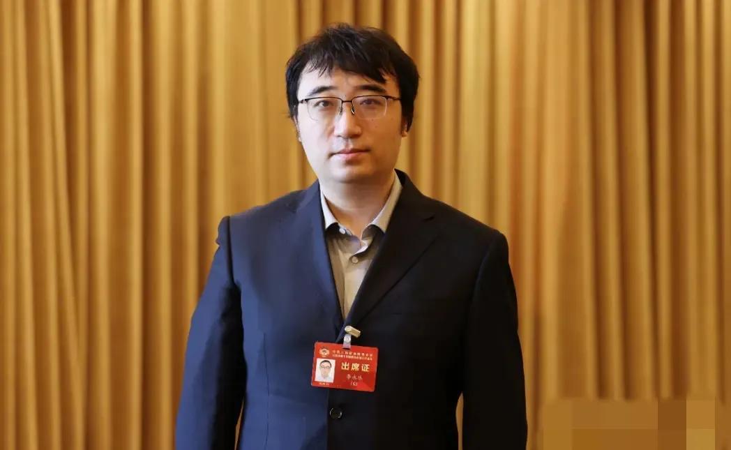 2009 年，清华硕士毕业的李永乐，拿着北大物理与经济双学士、清华电子工程硕士的