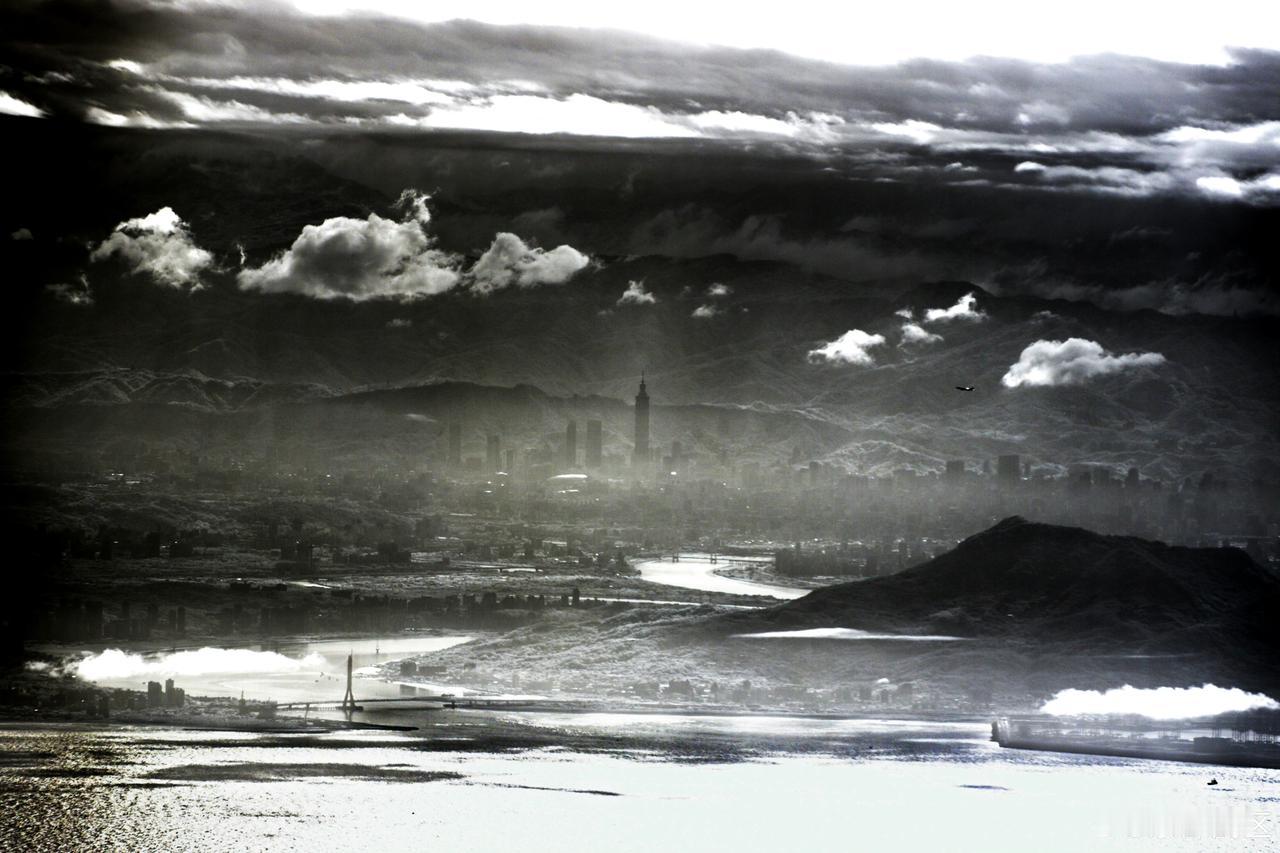 解放军TB-001“双尾蝎”无人机于淡水河口20公里外，以高清侦察设备拍下台北1