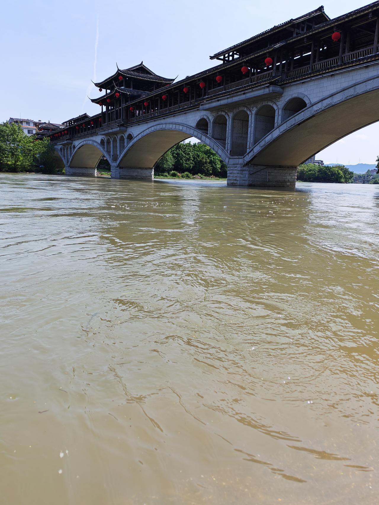 漓江的风裹着桂花香，吹过灵川的风雨桥。把三餐四季的温柔，都藏进这帧镜头里，愿日子