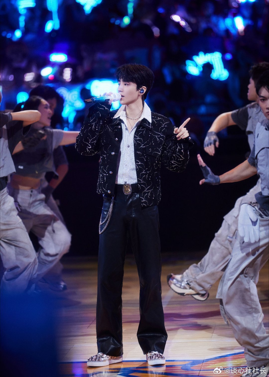 王俊凯新歌无人乐园 天呐昨天看到小凯发了录音照还在期待惊喜！今天就看到了新舞台预