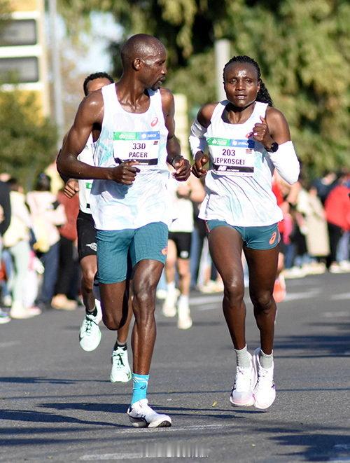 2025瓦伦西亚马拉松赛后的一篇报导，Peres Jepchirchir 杰普彻