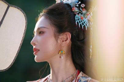 张慧雯女儿国国王即视感张慧雯神女降临张慧雯这套古风造型氛围感十足，端庄雍容，自带