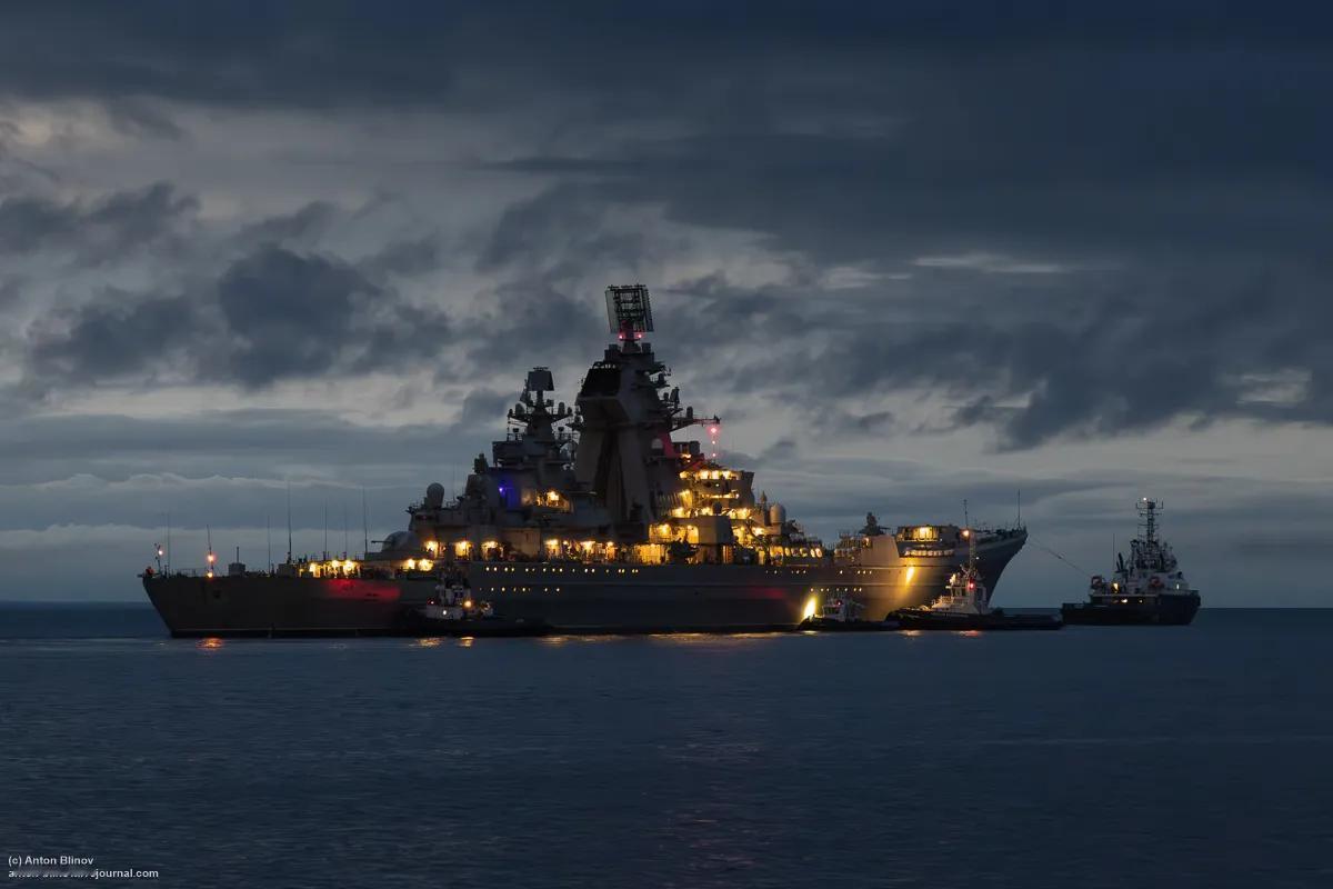 十二月的冬夜已染微霜，北德文斯克的工厂海湾暮色低垂。11442M型“纳希莫夫海军