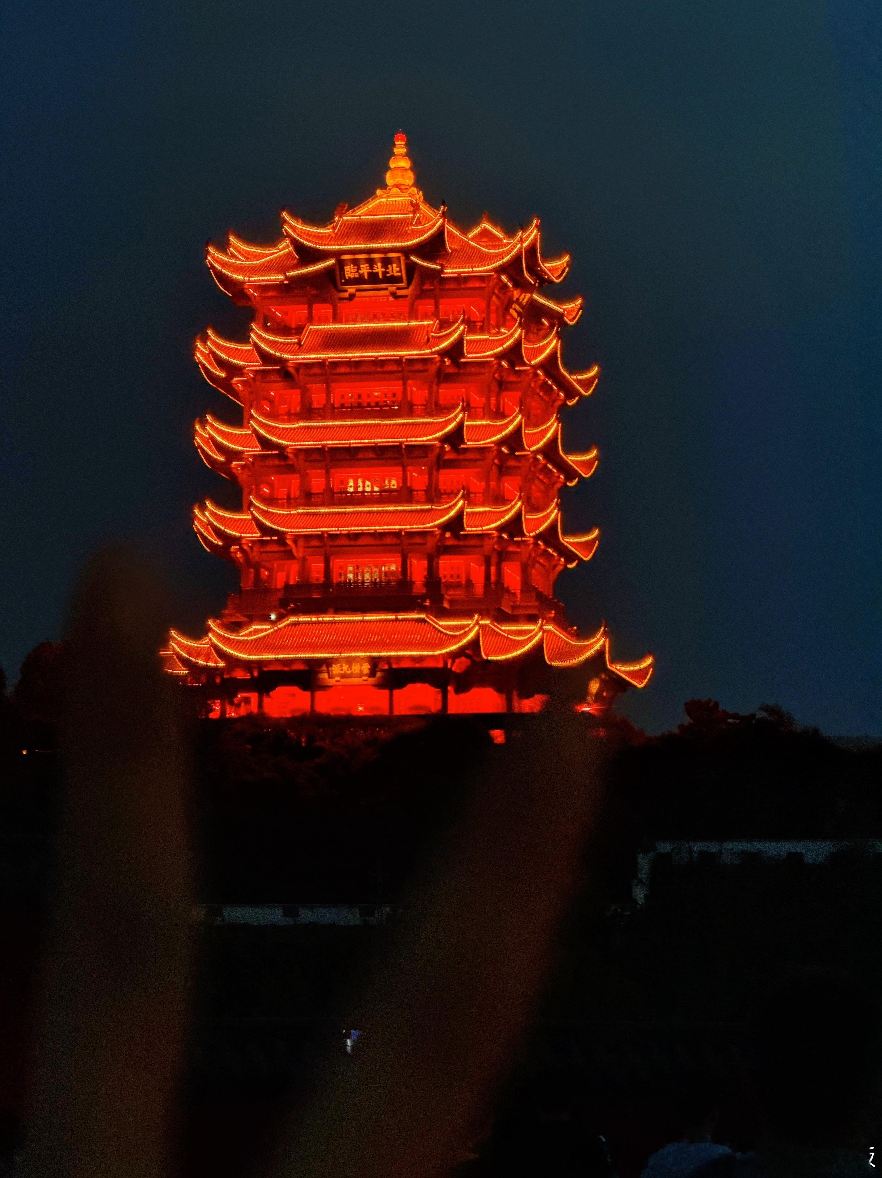 孤独是一个人的清醒，热闹是一群人的狂欢。你不必向谁解释，为什么喜欢独处。生活手记