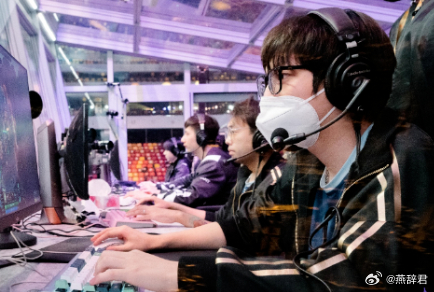 皮鞋说在小象时期，Maybe为了怕水友查到他在跳伞，所以用老婆的号玩，弹幕太搞笑