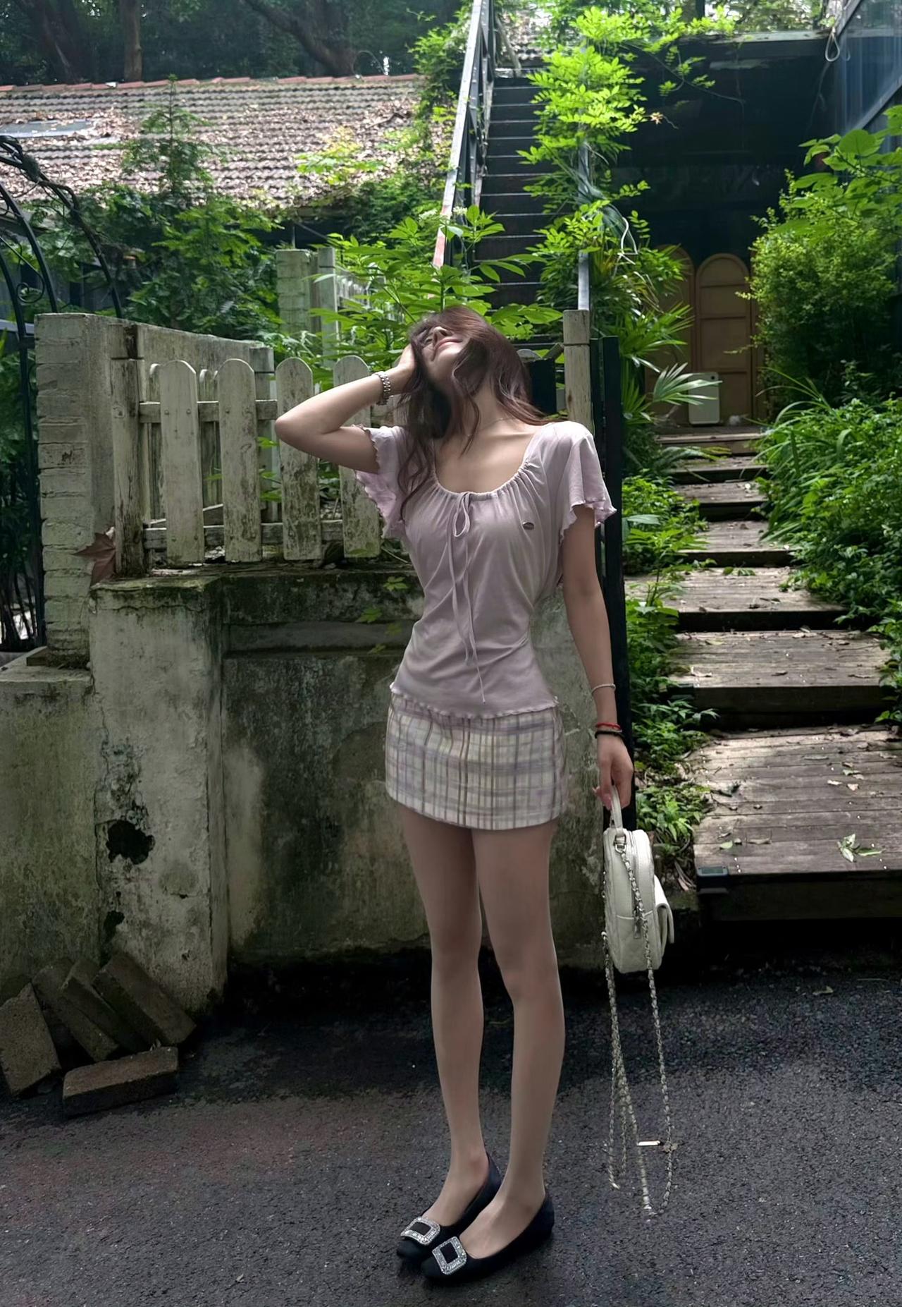 像闯进了某部文艺片的取景地，

连阳光都学会了躲猫猫，在发丝间跳跃。

这一刻，