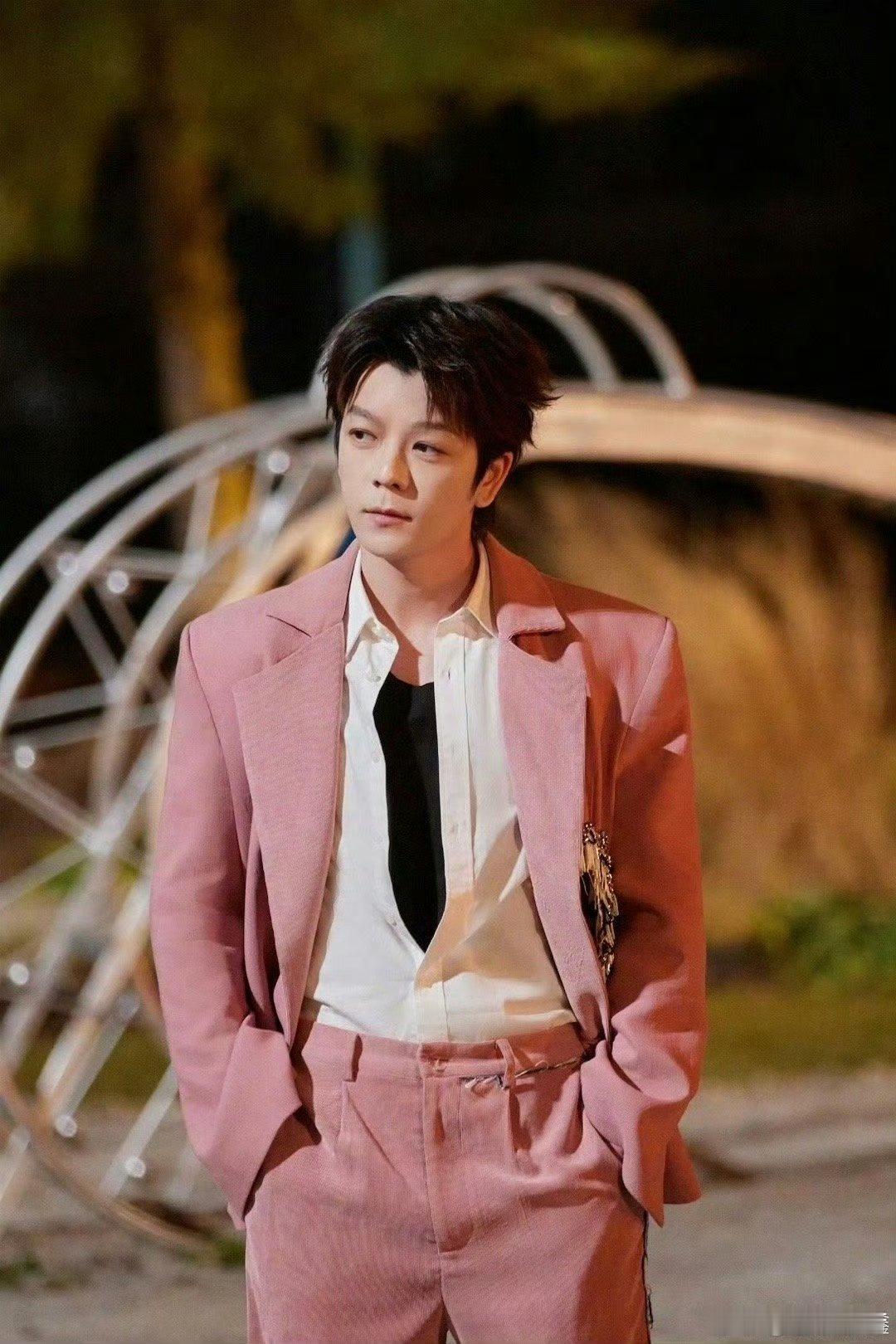 王栎鑫Flowers夯爆了快乐老友记 王栎鑫的嗓音配上《Flowers》，温柔又