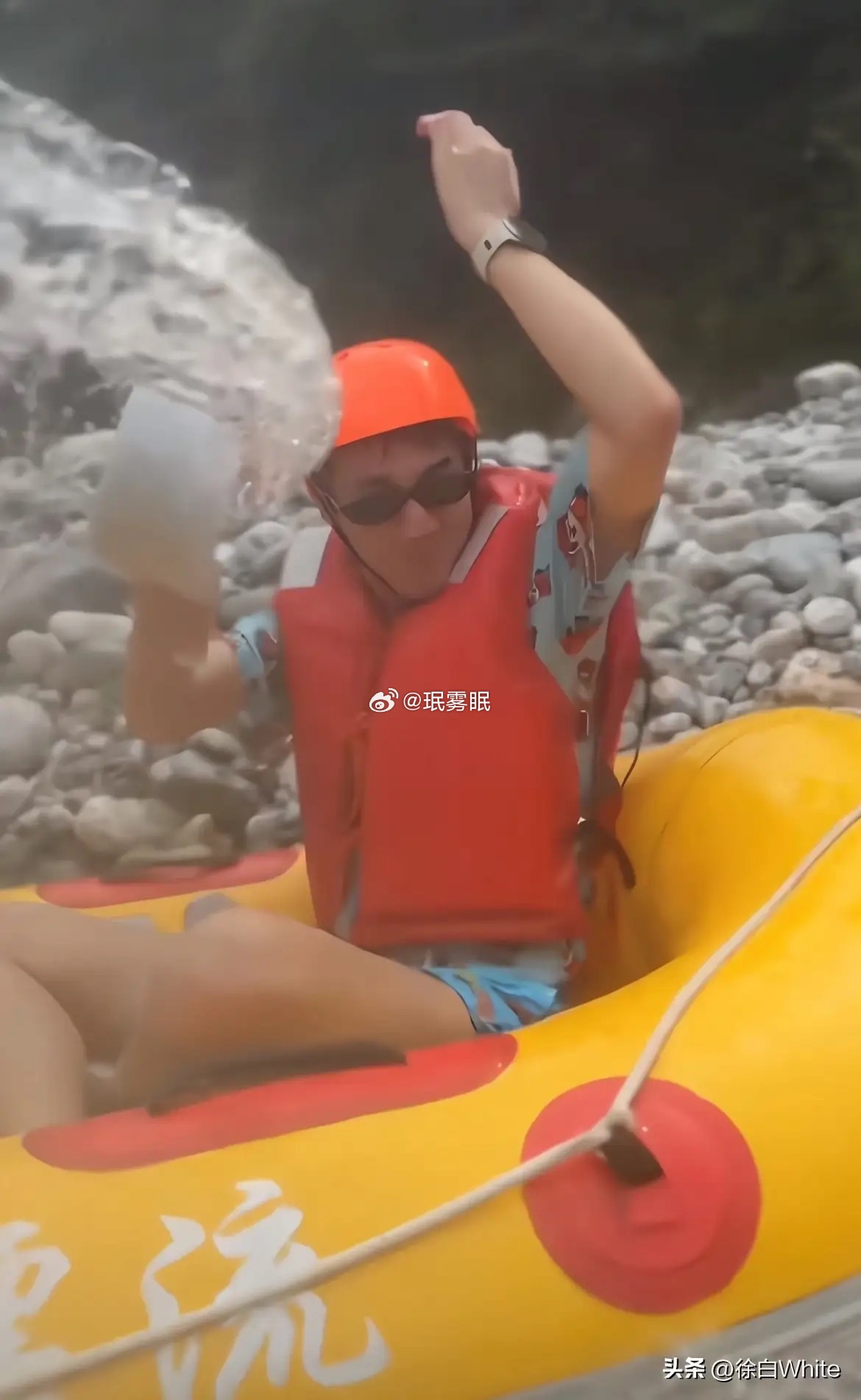 林更新玩漂流，跟路人打水仗，最后被围攻泼水，不得不上岸结束“游戏”林更新性格是真