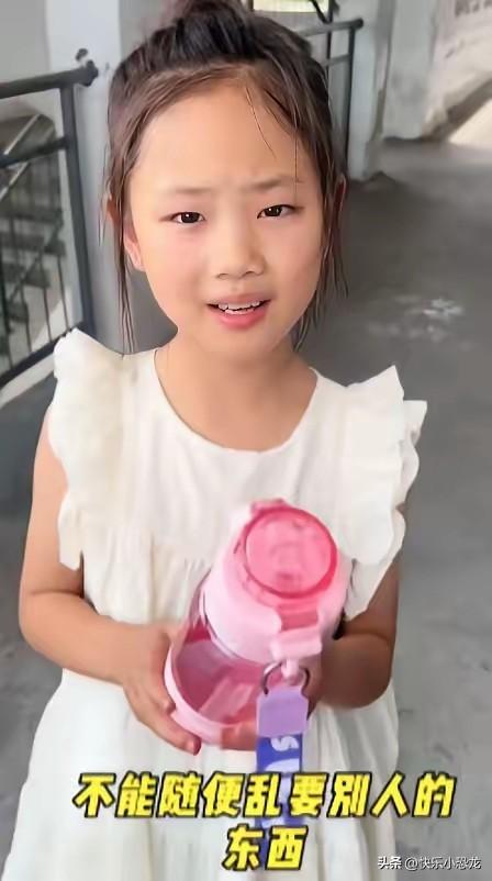 这就是教育的意义!江苏一小女孩把老师拉到走廊，说:帮我把这个水杯给我同桌吧，她没