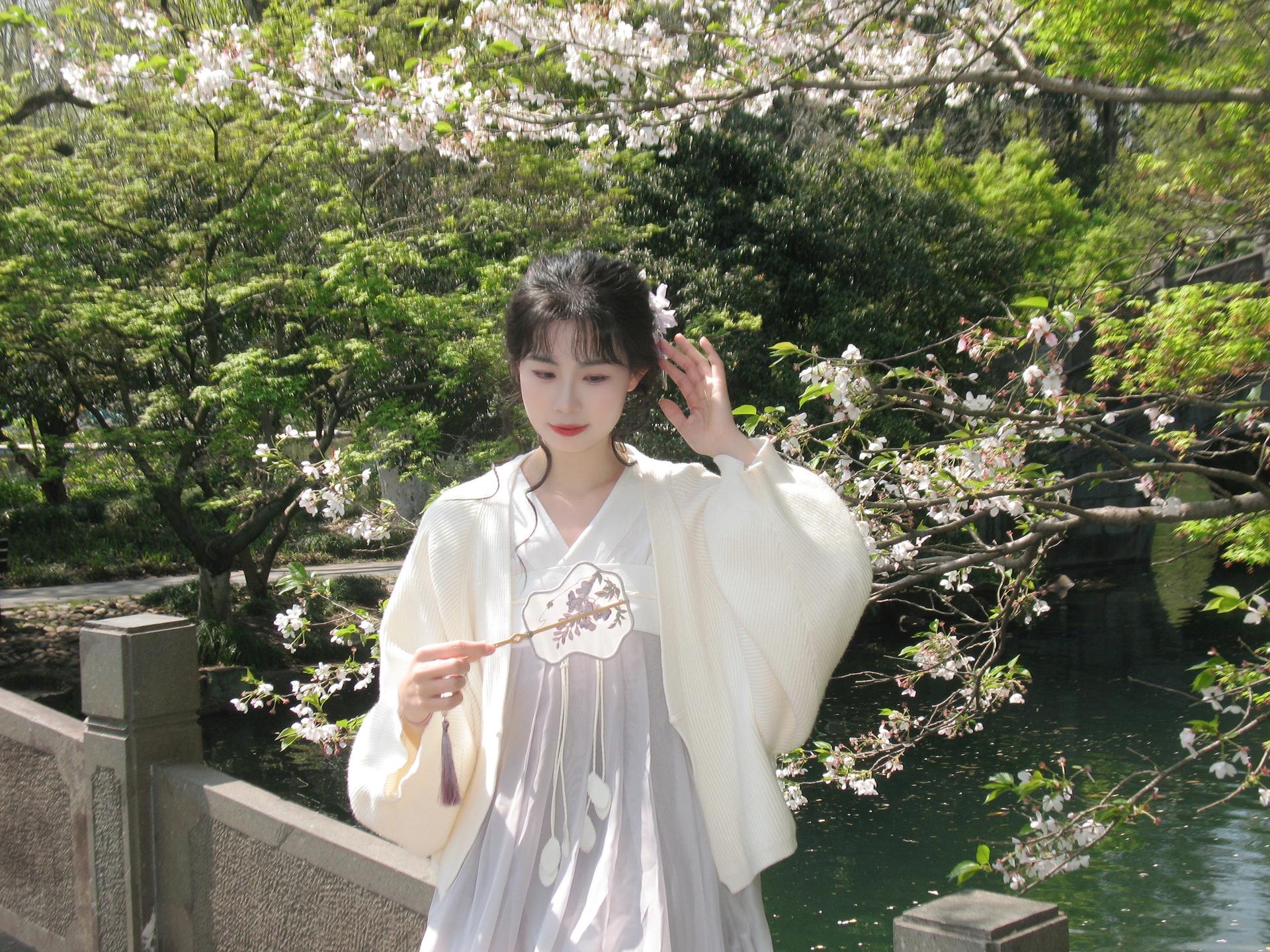 “又见玉生烟。”