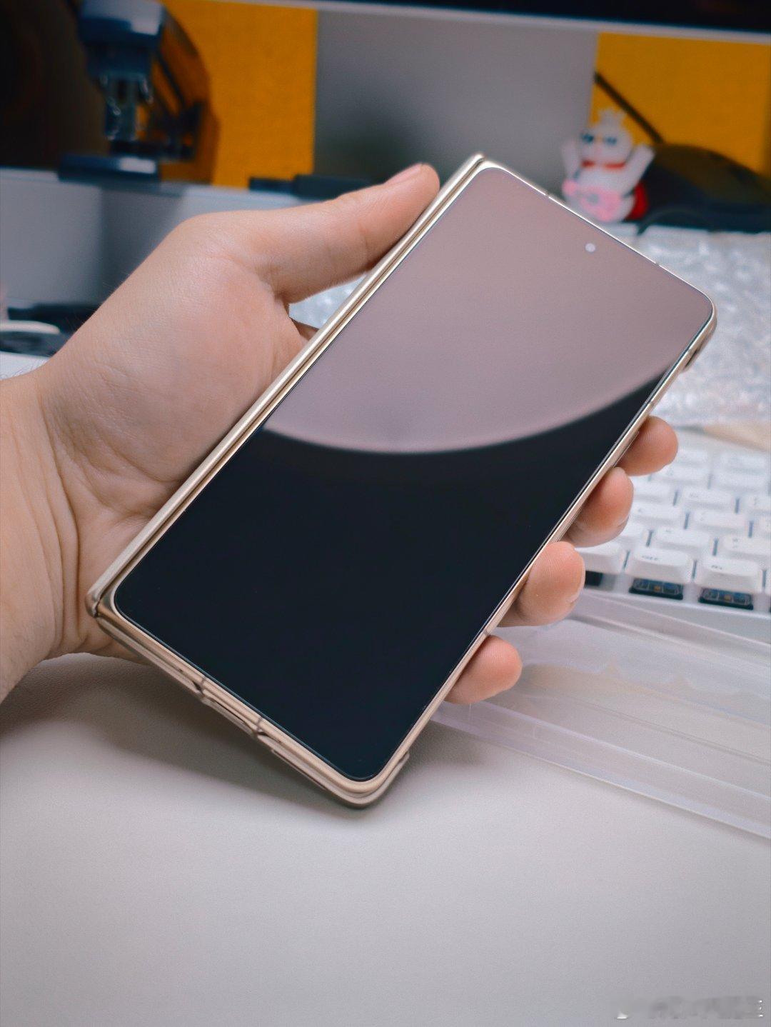 Magic V6一定到手及时去贴膜 最好一刻也别耽搁手上这个是阿慕家的挺完美 