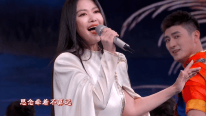 谭维维歌里有山河壮阔也有人间烟火 听谭维维唱歌，像是在高处看风景又转身进了巷子口