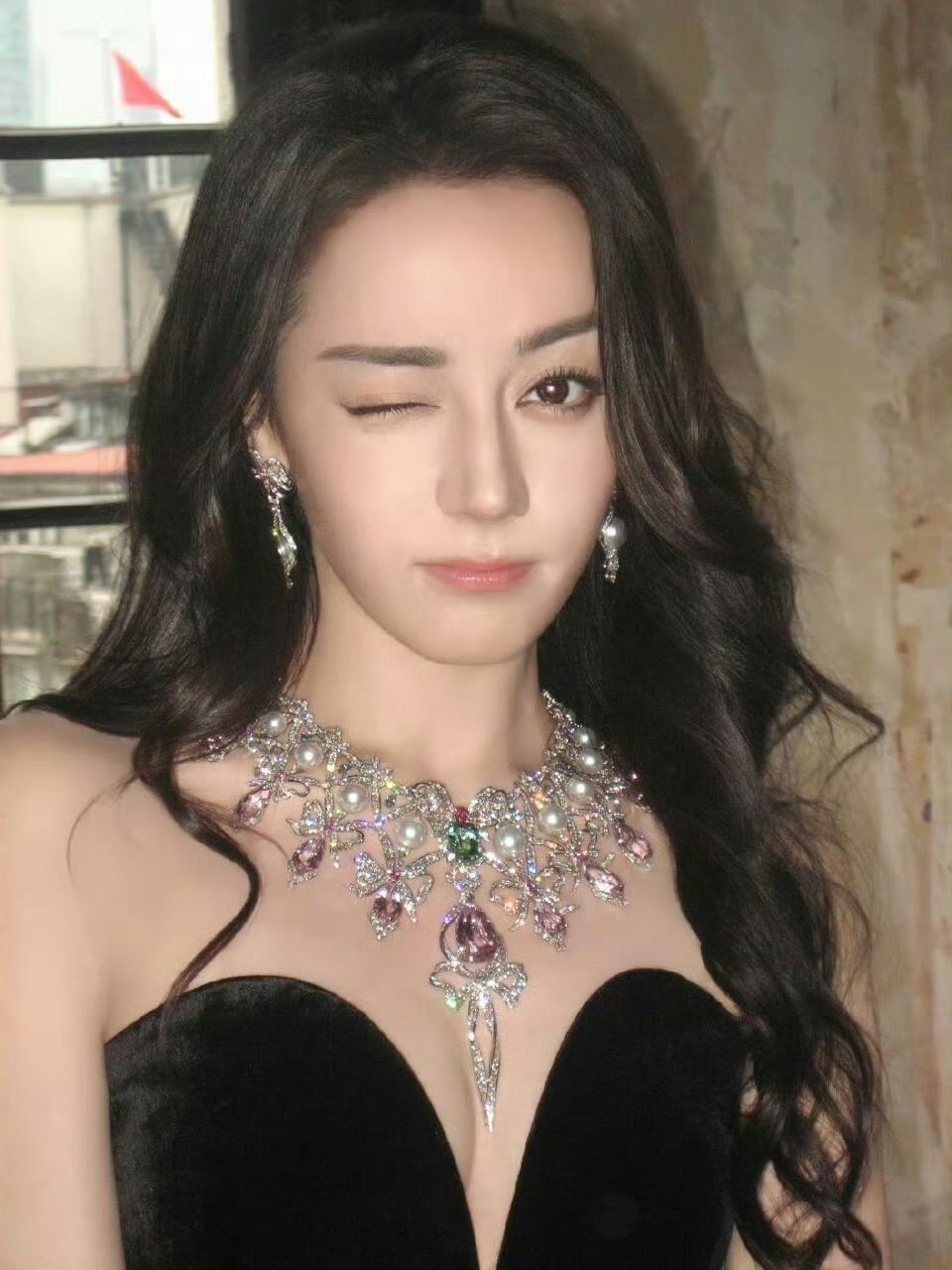 迪丽热巴全维语采访迪丽热巴也太美萌了，完全就是女神级别啊，比鲜花艳丽，比宝石璀璨