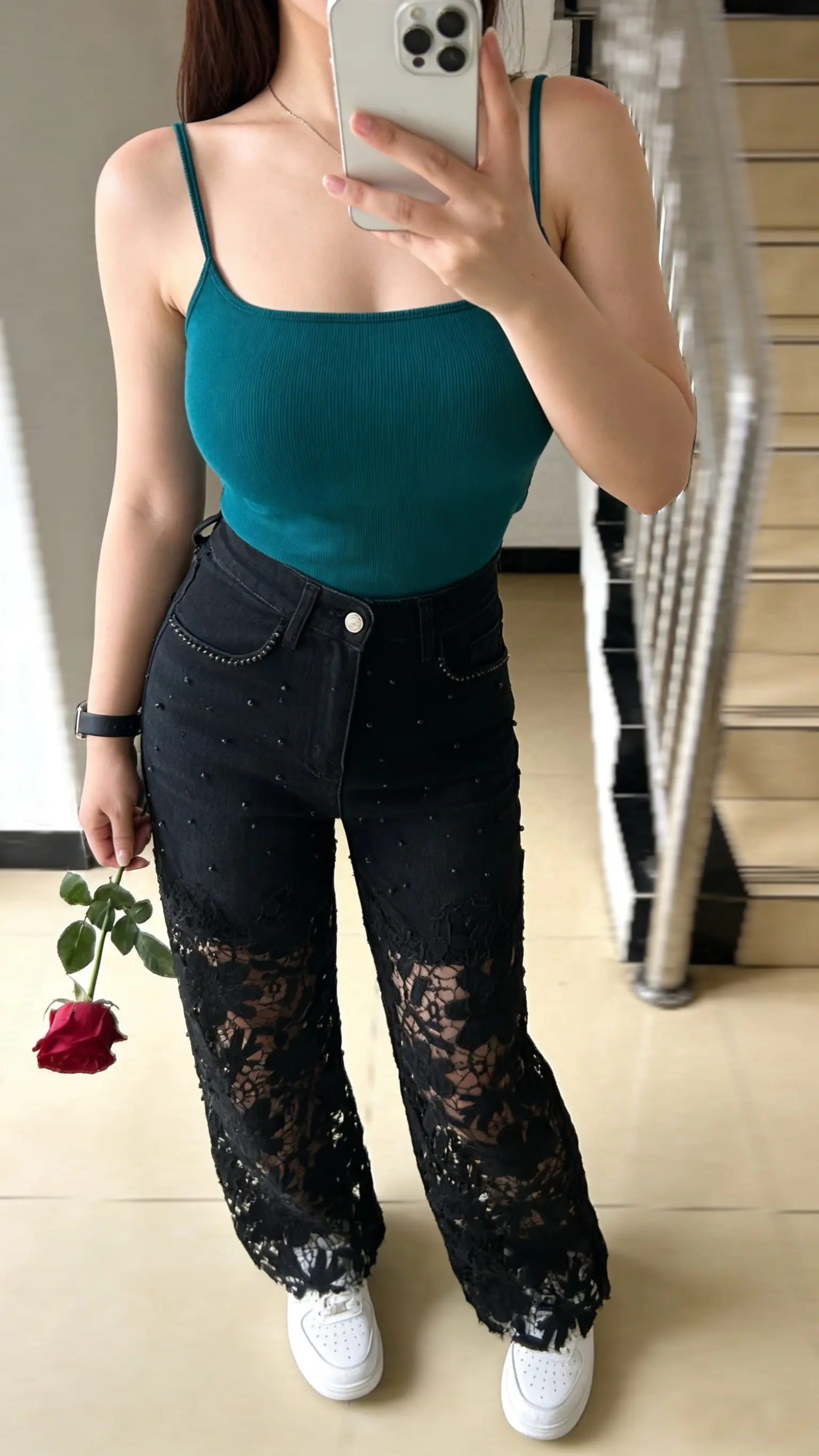 讨厌你的人，再周全的好也入不了他的眼；嫉妒你的人，再耀眼的光也成了他的...