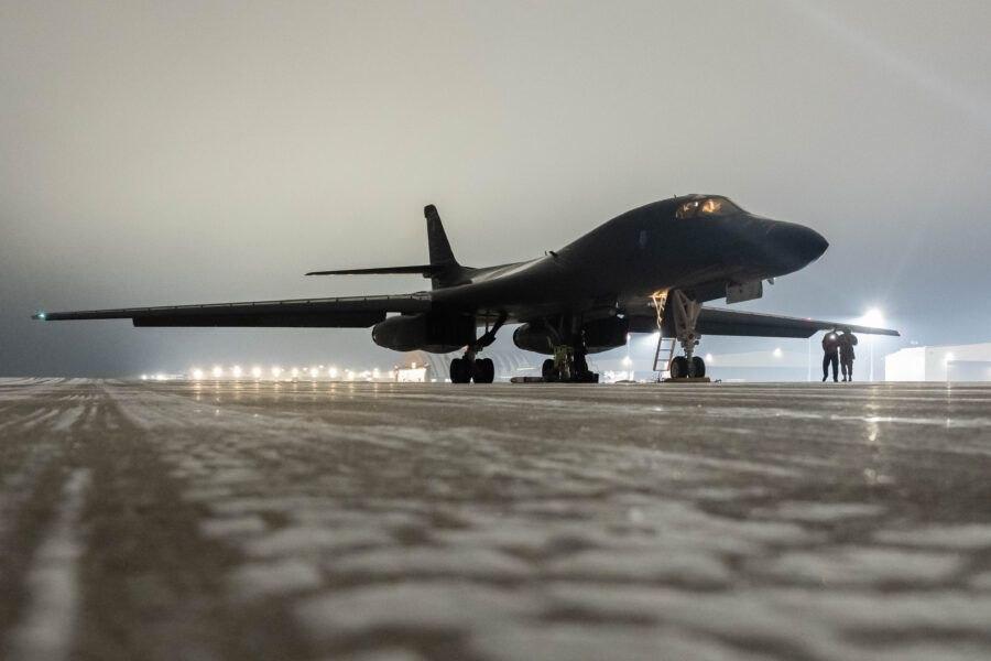 原计划2030年代初退役的B-1B“枪骑兵”和B-2“幽灵”轰炸机被叫停退役。美