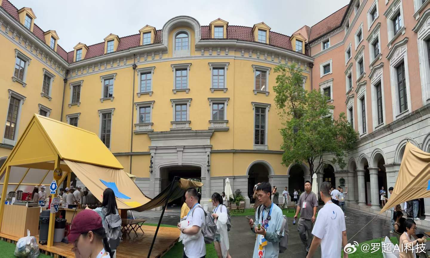 暴雨浇灭不了开发者的热情，HDC华为开发者大会2026到了下午还是人气爆棚，现场