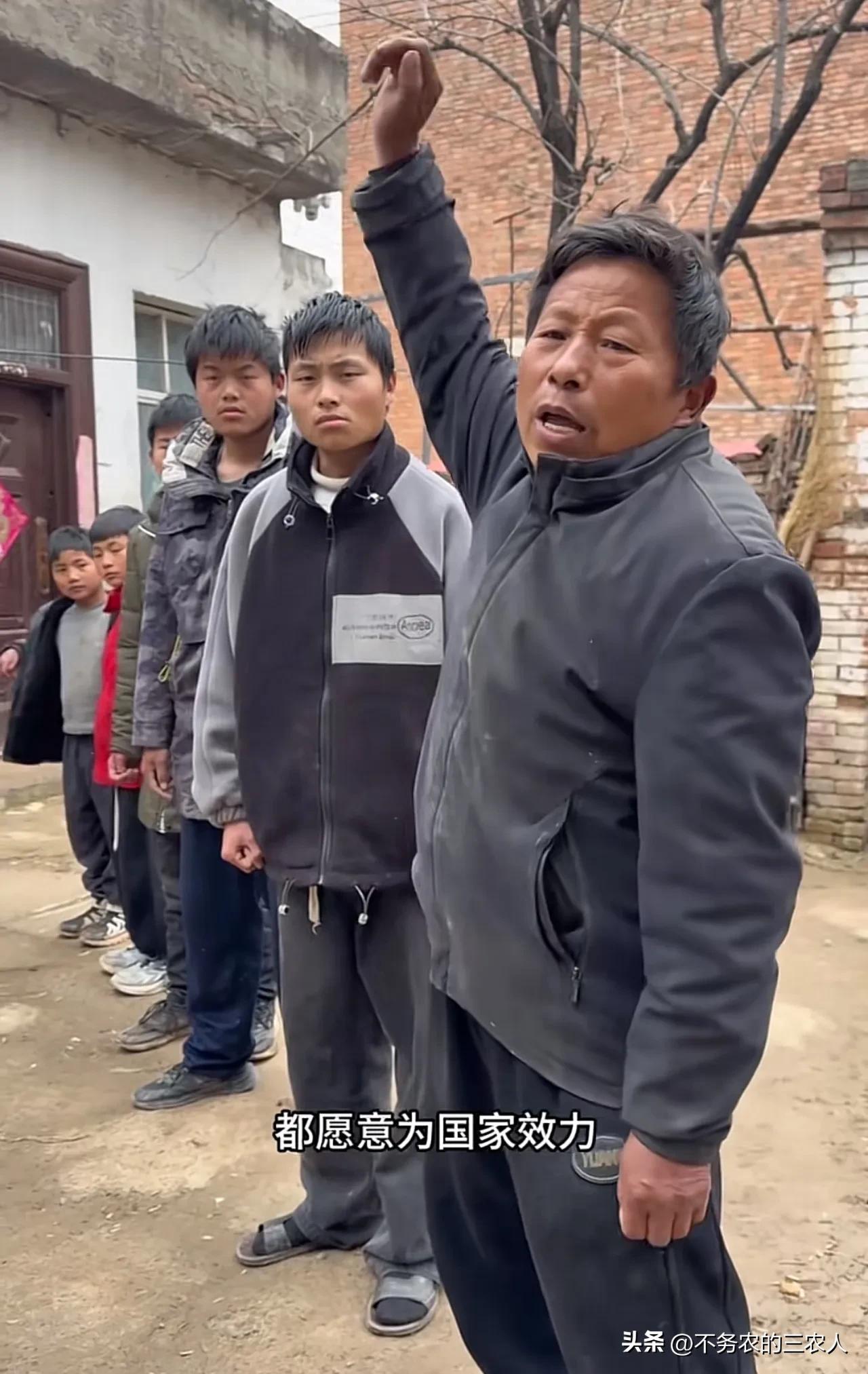 大叔的这五个儿子，根据面相，长大了谁最有出息？
从面相学的传统角度结合这张照片来