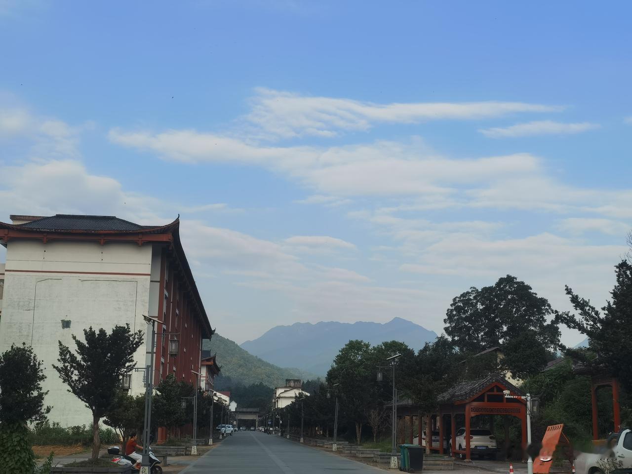对手机依赖性评分：
十分：手机一天到晚都陪伴。离开一会儿就心烦。
九分：早上醒来