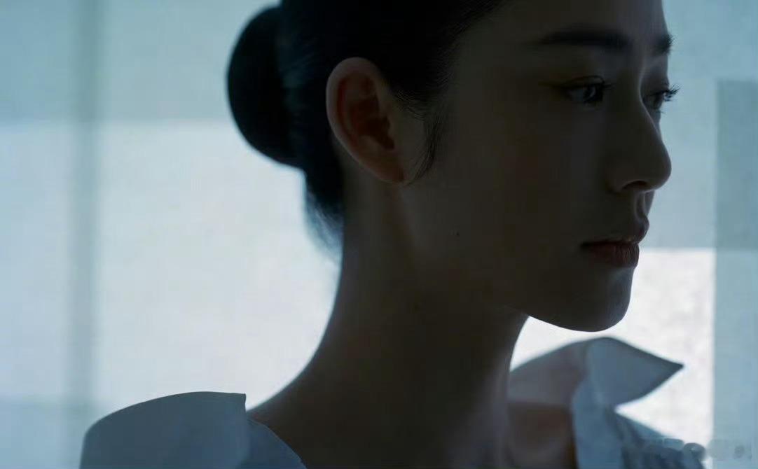 一个人最动人的美，从来不是五官的绝对值，而是“神”的聚散。来来来，举个例子——周